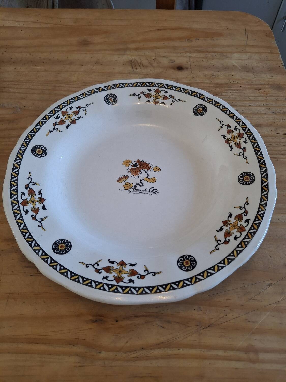 Vintage flat plate in Gien earthenware.