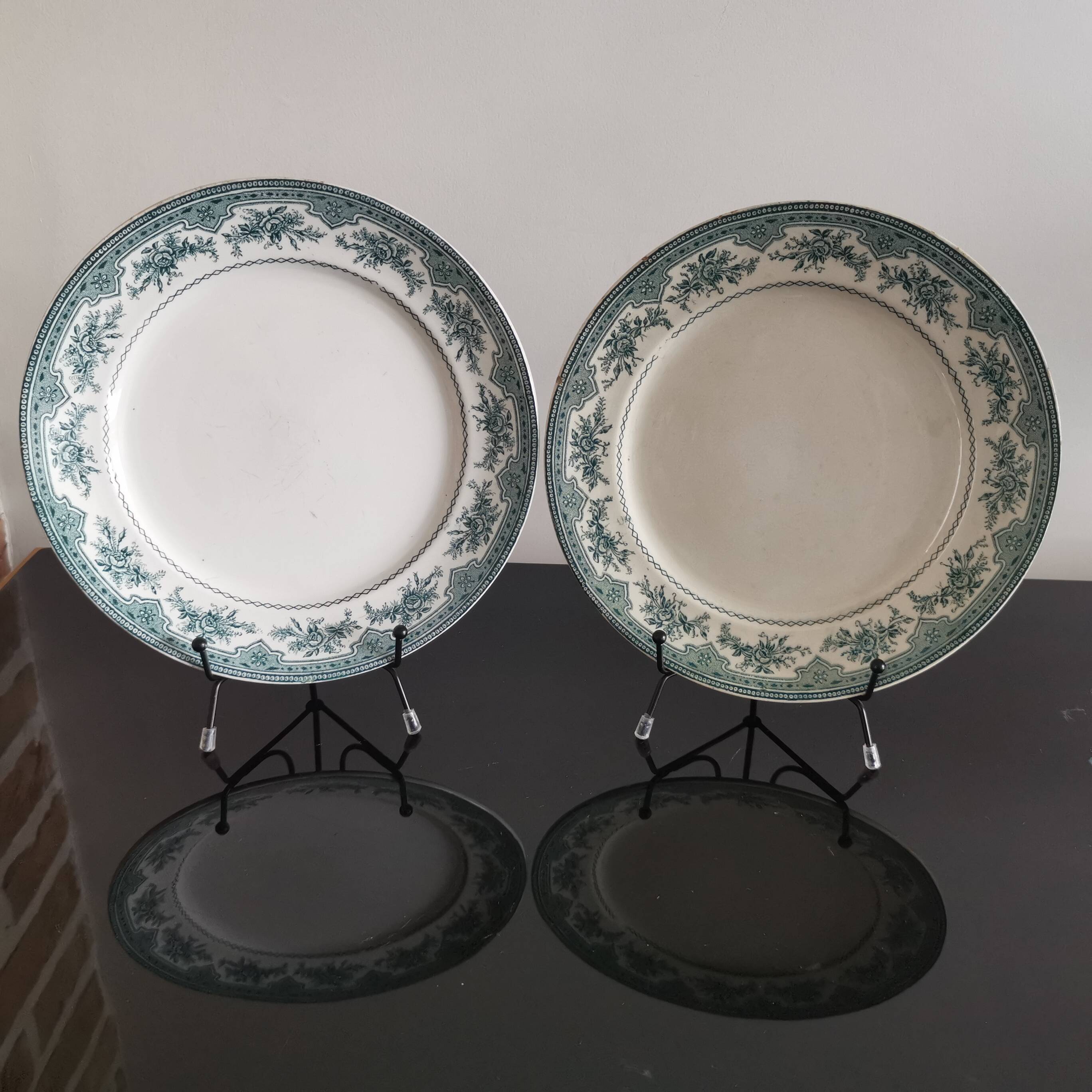 Assiettes plates Terre de Fer faïencerie d'Onnaing modèle "Roses Mousses" fin XIXème
