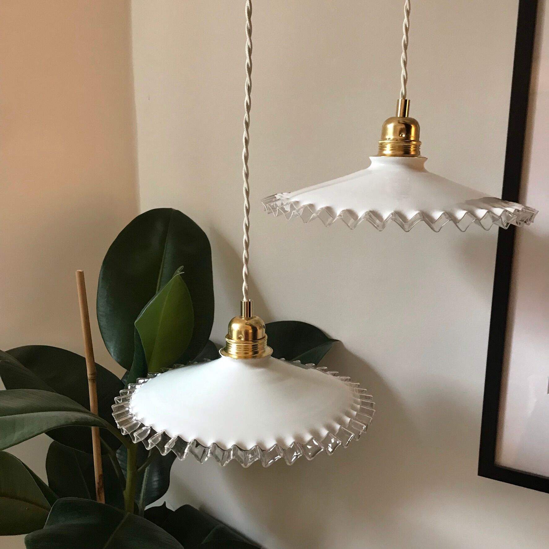 Suspension en opaline plate dentelée blanche années 50