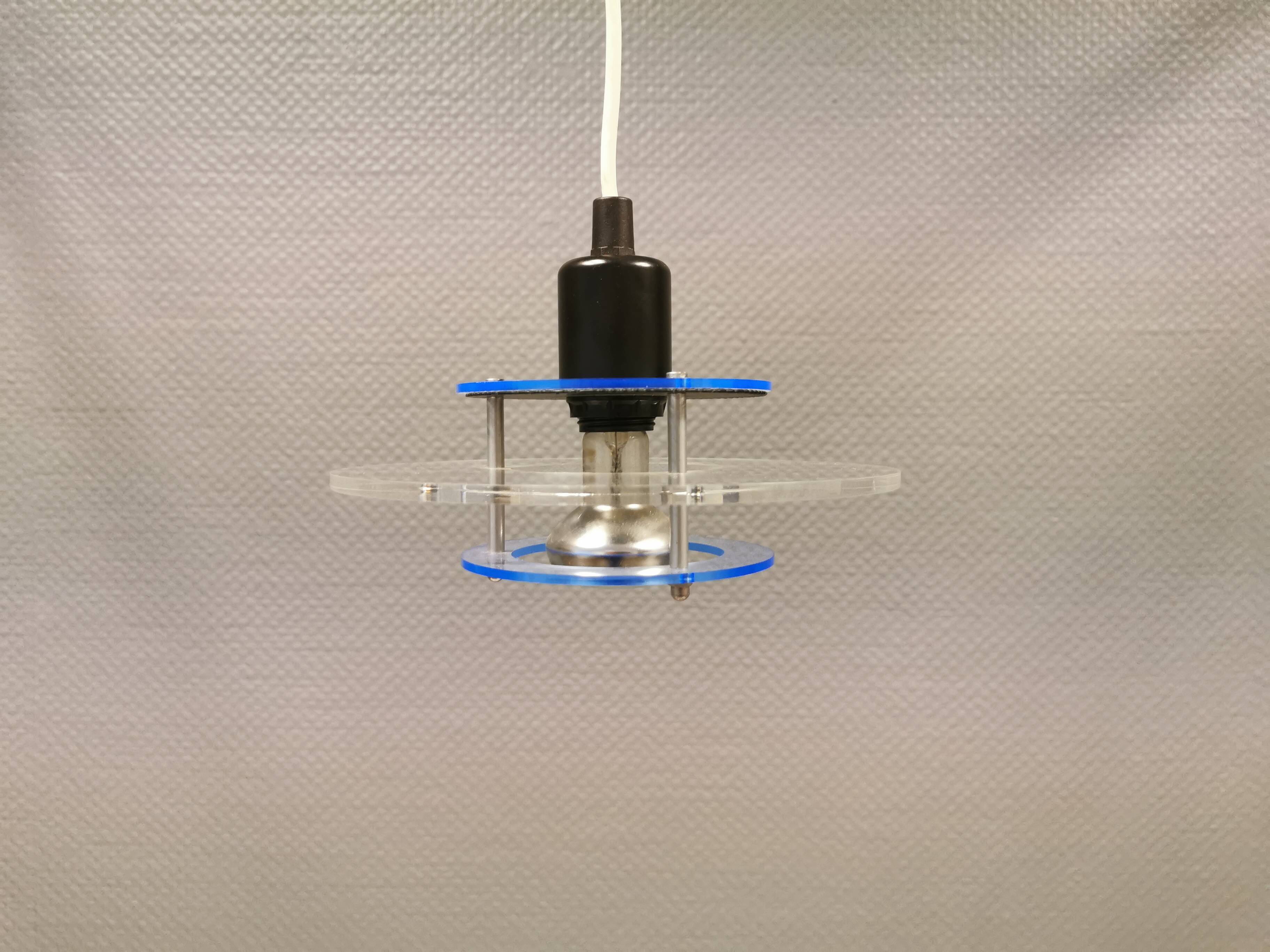 Petite suspension danoise Space-Age en verre plexi translucide, estimée années 1980.