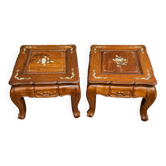 Paire de tables d’appoint chinoises en bois sculpté et incrustations de nac