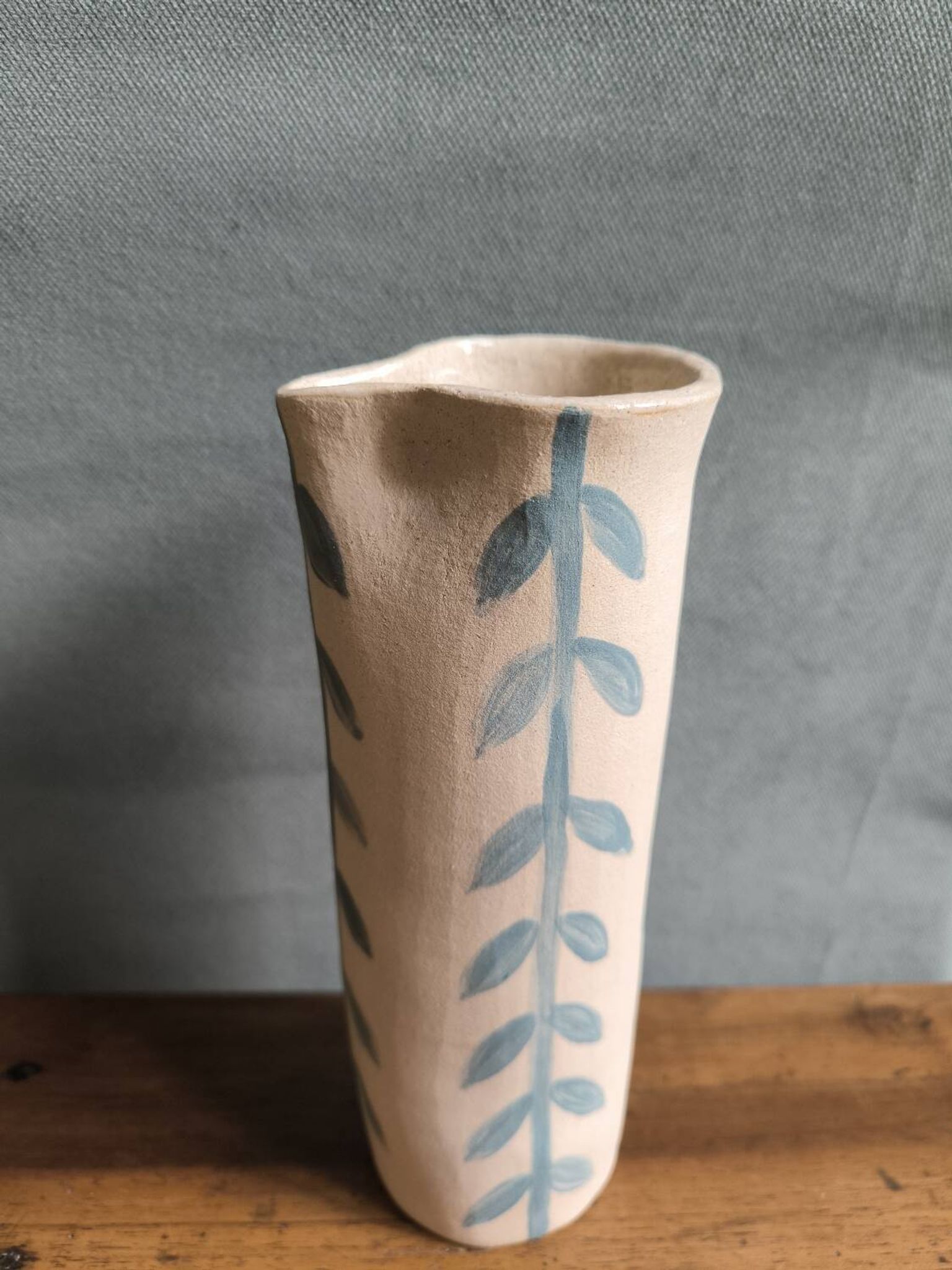 Pichet carafe grès brut motif feuille végétal estampillé fabrication a