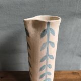 Pichet carafe in unglazed stoneware with a leaf pattern, stamped with the manufacturer's mark.