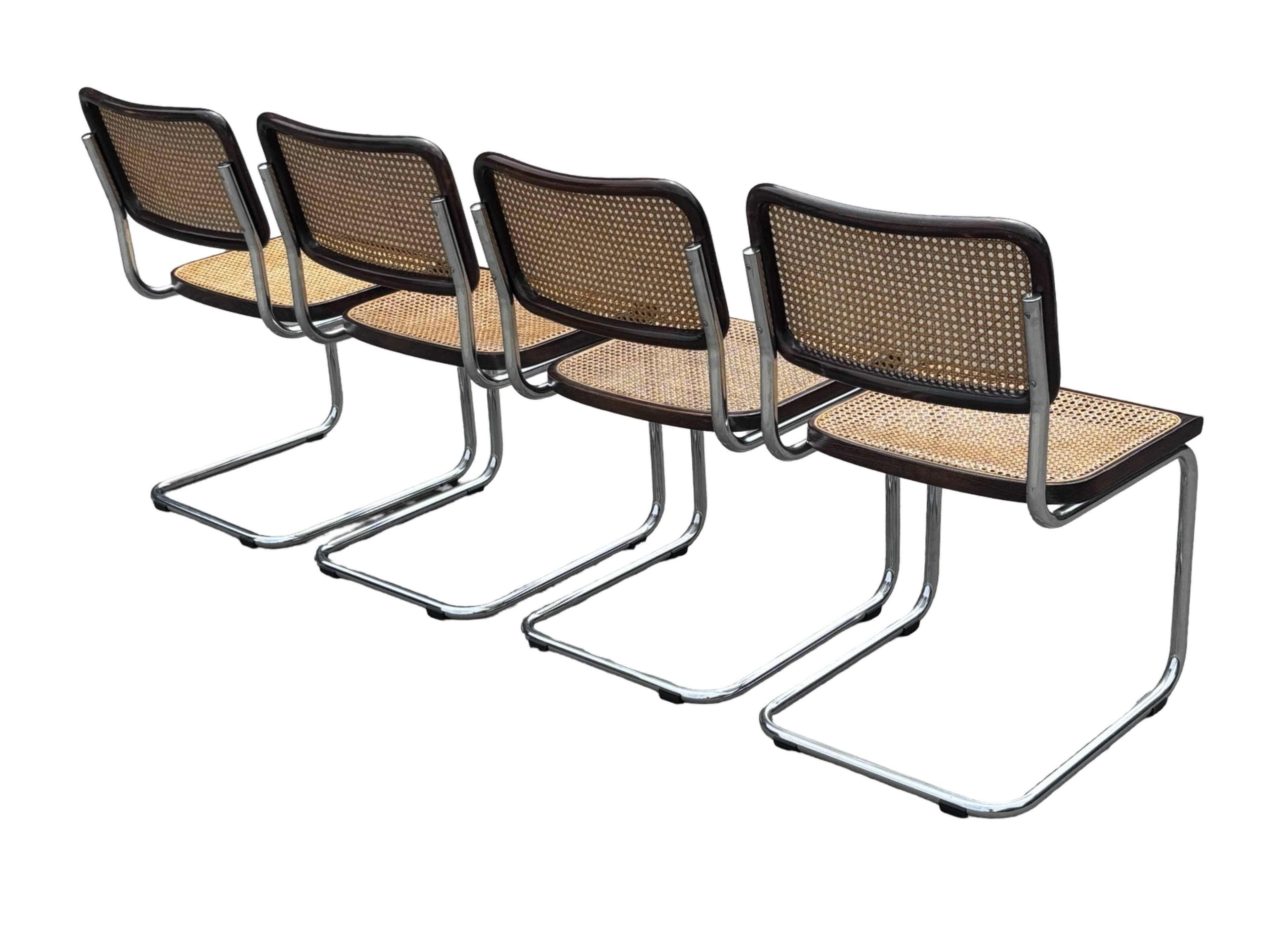 Ensemble de 4 chaises Cesca B32 conçues par Marcel Breuer, cadre marron foncé.