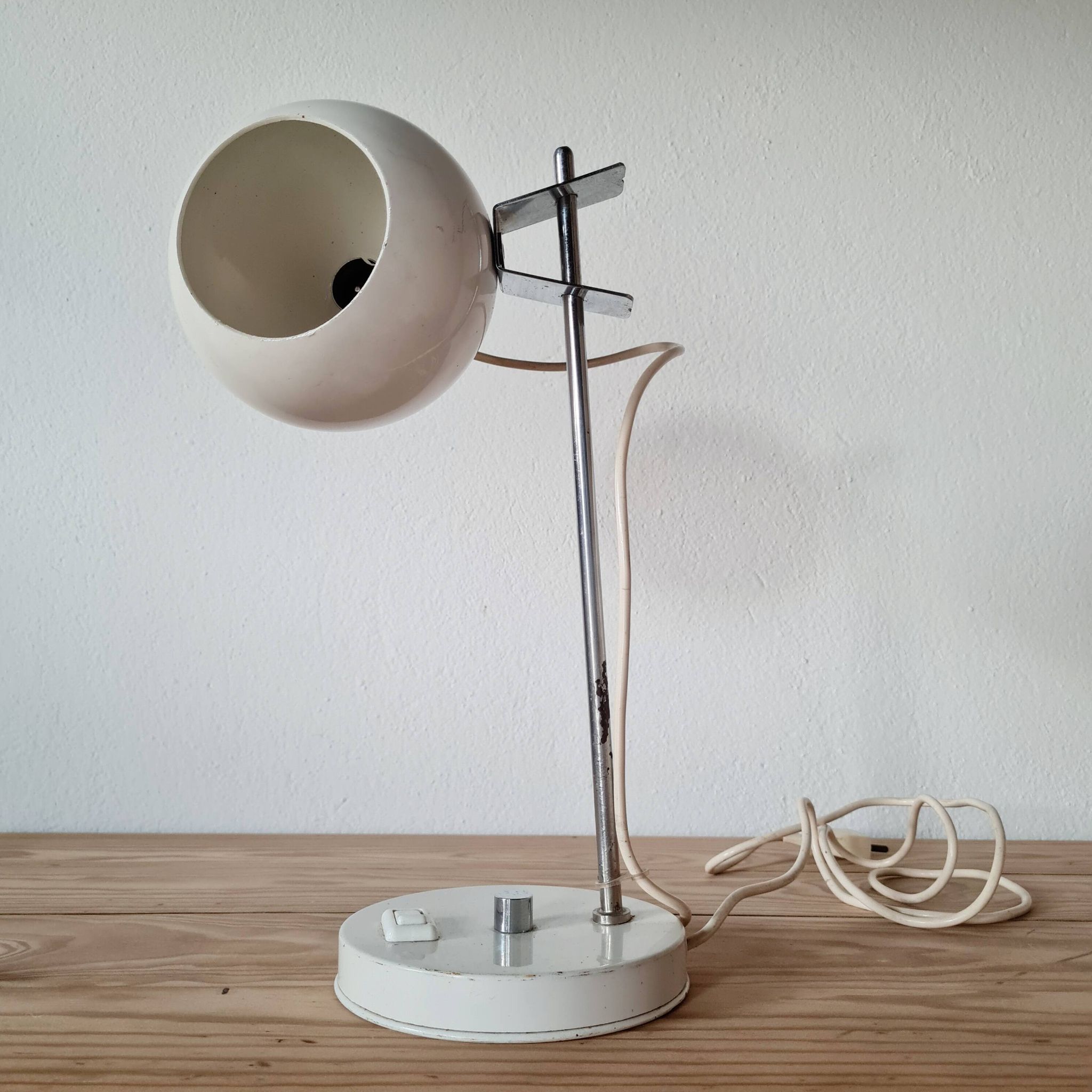 Small vintage Space Age desk lamp in white metal, 1970s design.