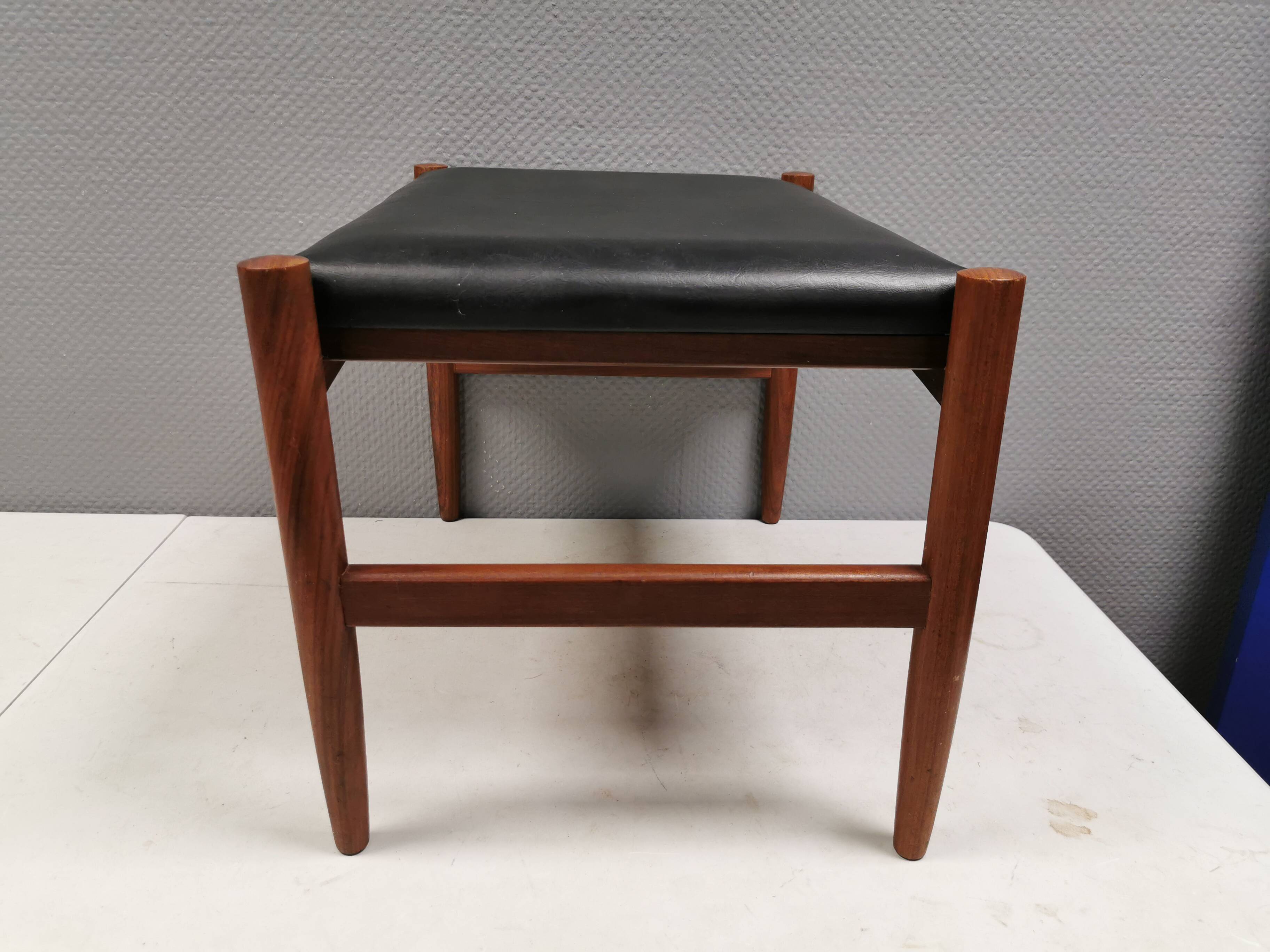 Pouf danois en teck et simili cuir noir 'Skai', années 1960-70.