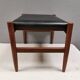 Pouf danois en teck et simili cuir noir 'Skai', années 1960-70.
