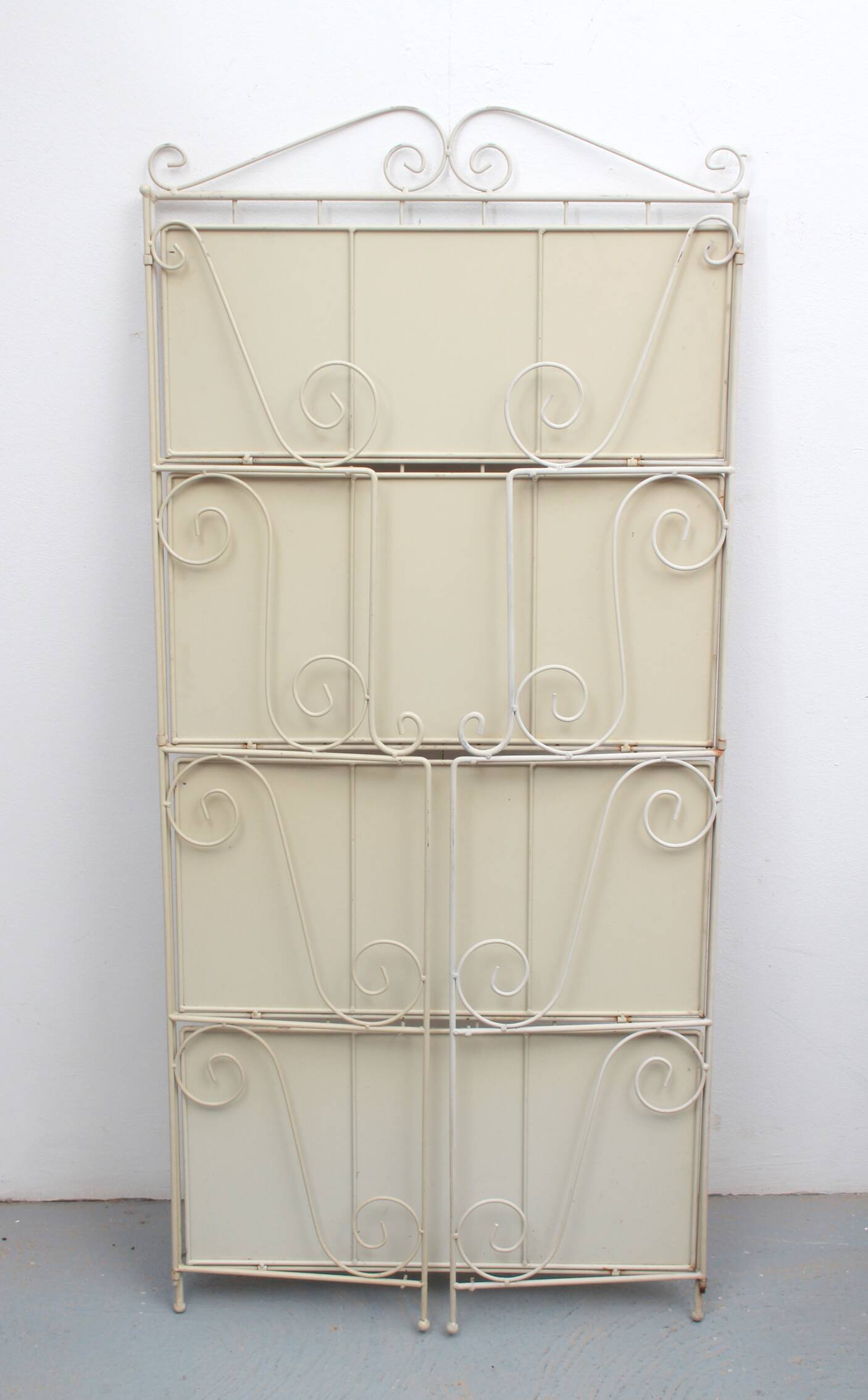 1950s shelf in metal Shabby Chic