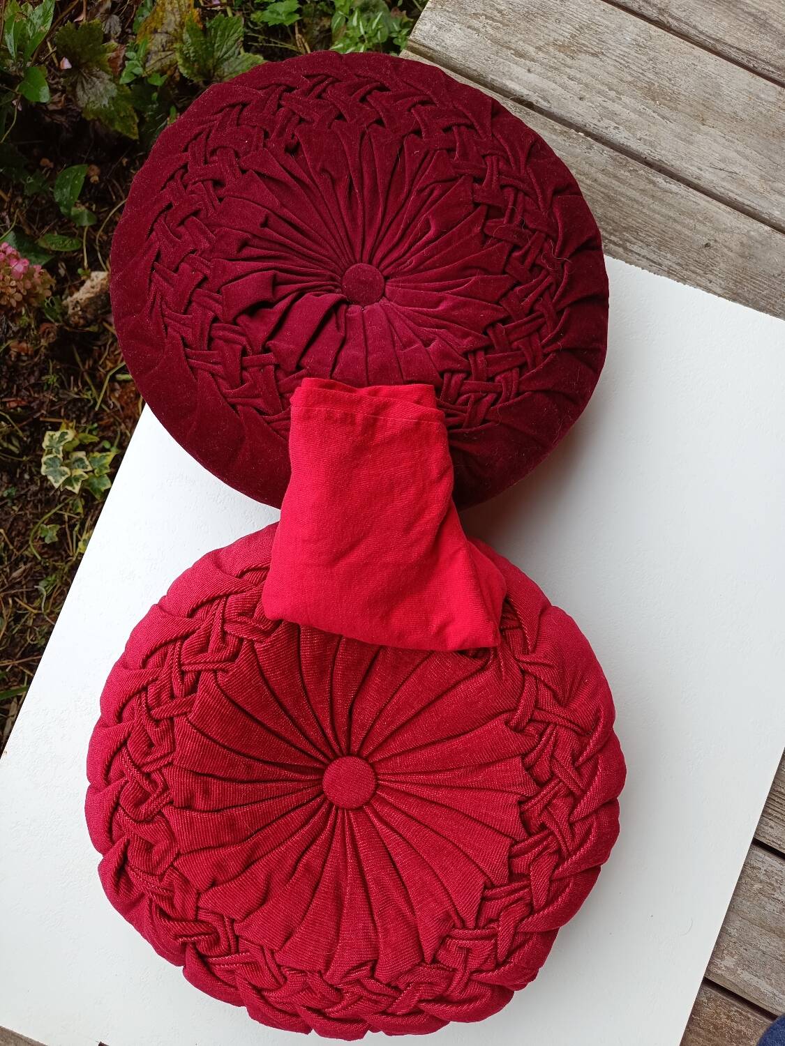Round velvet cushion