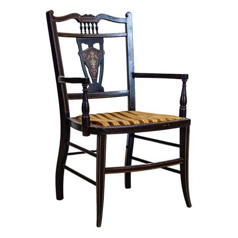 Fauteuil anglais ancien avec dossier décoratif, années 1890.