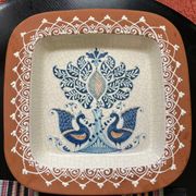 Dish for peacocks