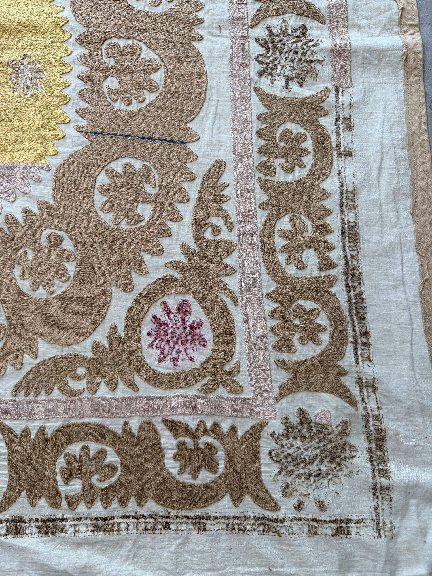 Nappe brodée à la main vintage 123x125 cm