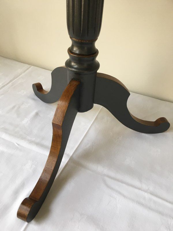 Pedestal table with drawers