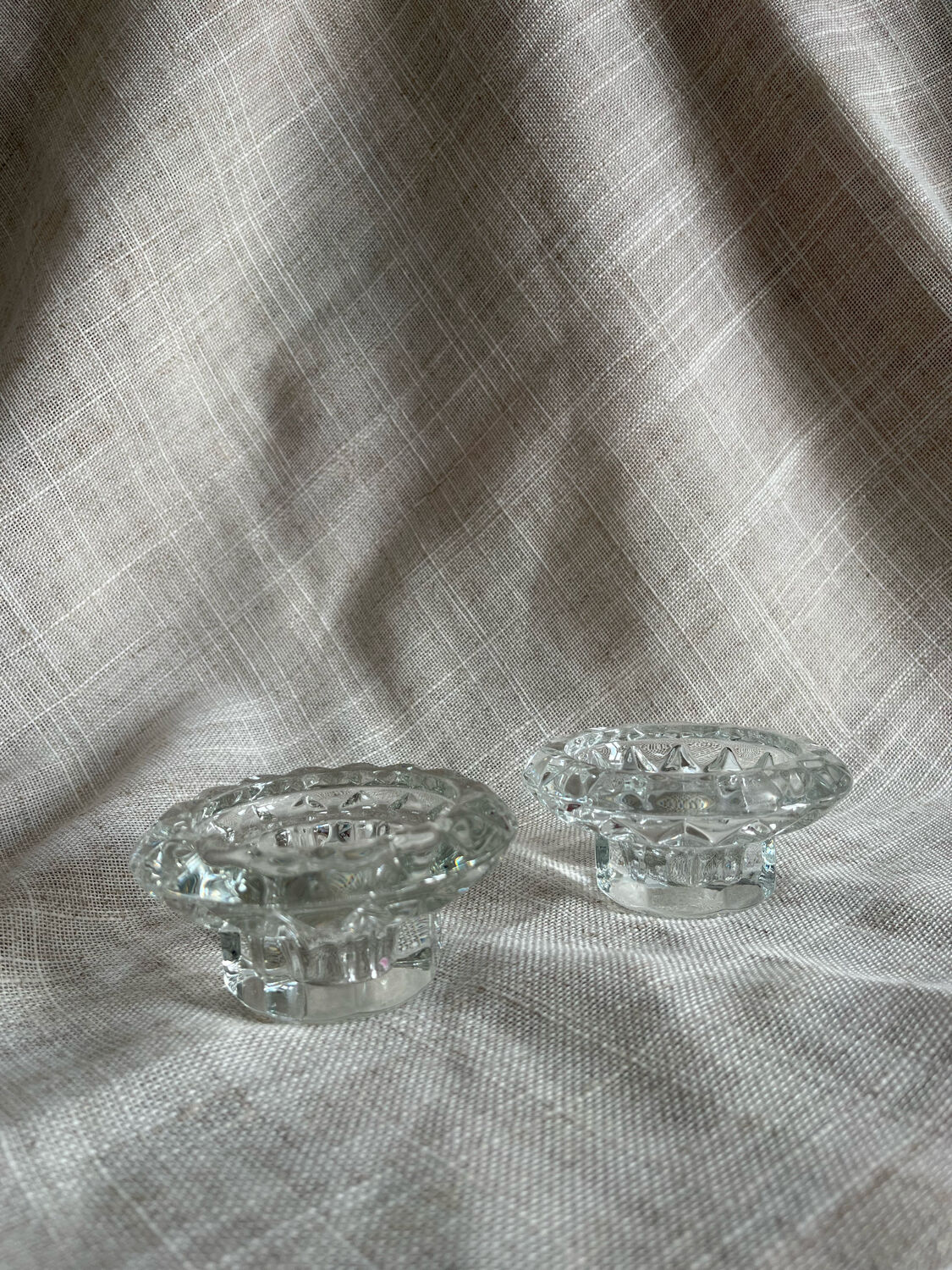 Paire de bougeoirs en verre