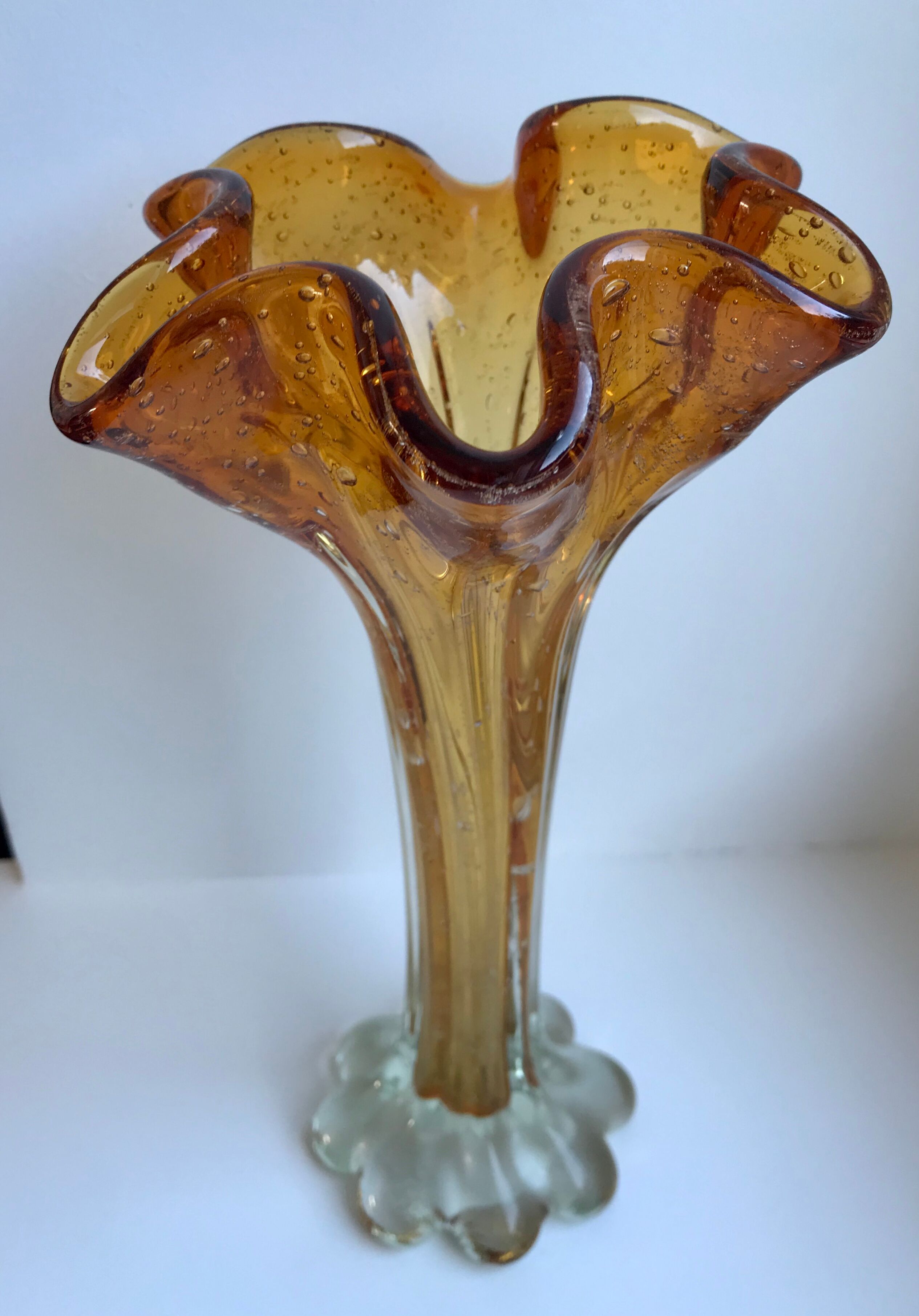 Vase corolle en verre de biot ambré années 60