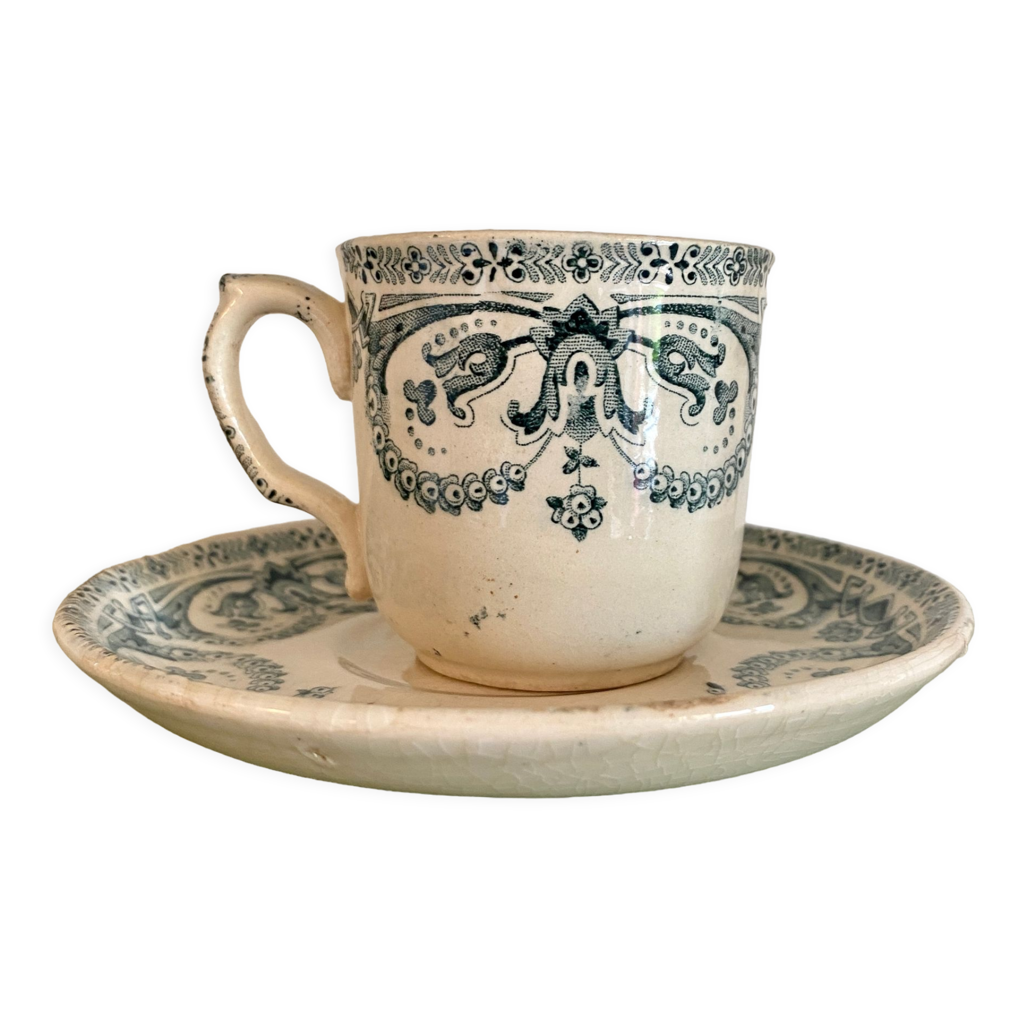 Tasse ancienne en terre de fer modèle guirlande de au planteur de caïffa