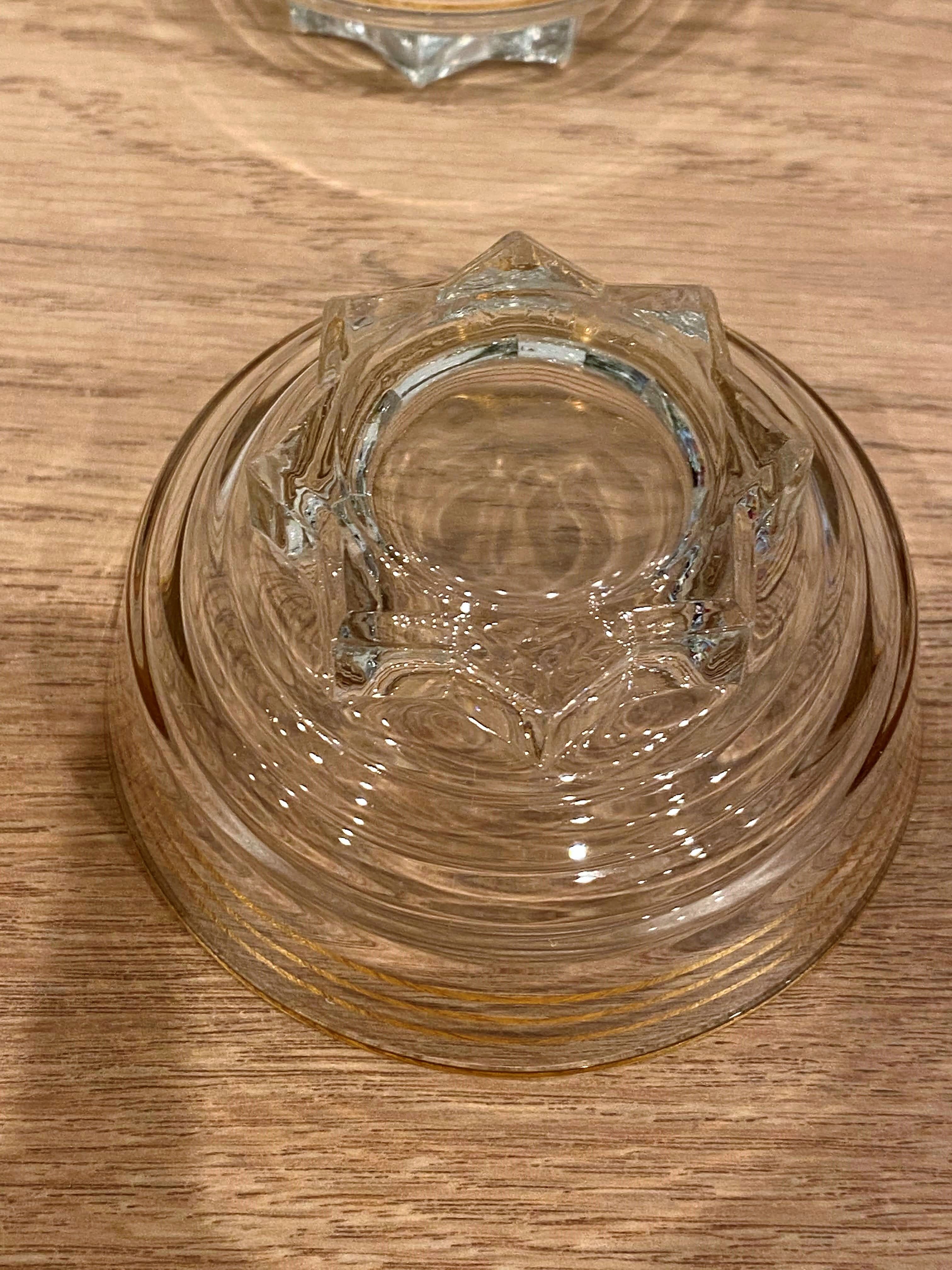 Set of 4 glasses of golden border champagne