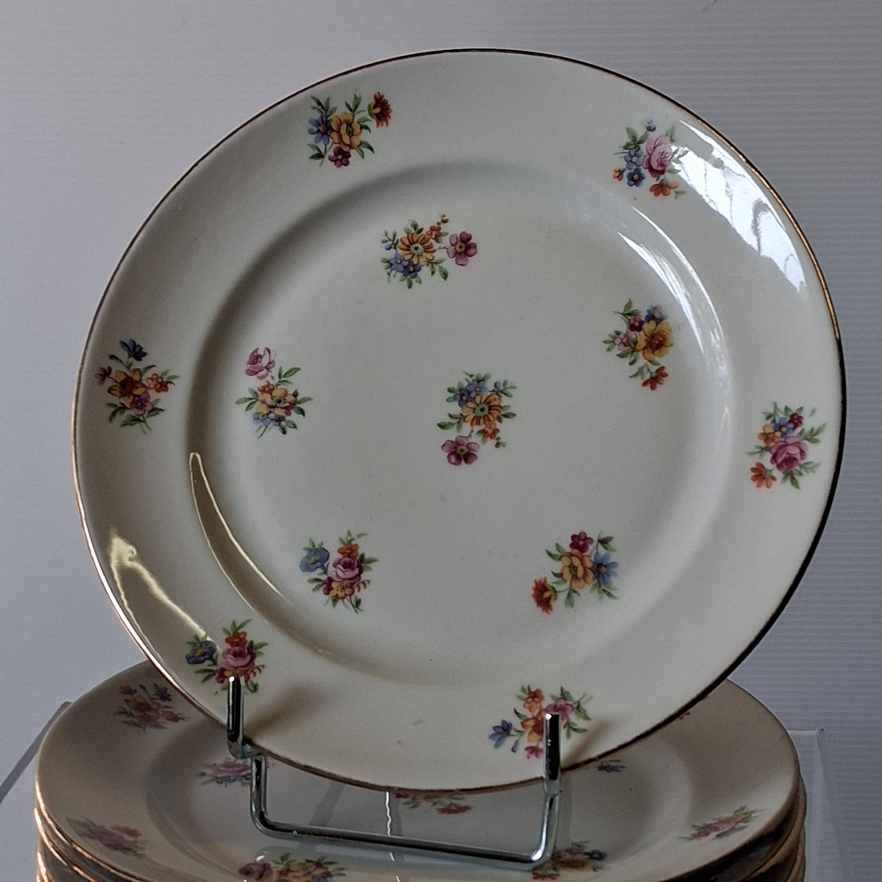 6 dessert plates in French porcelain in good condition.