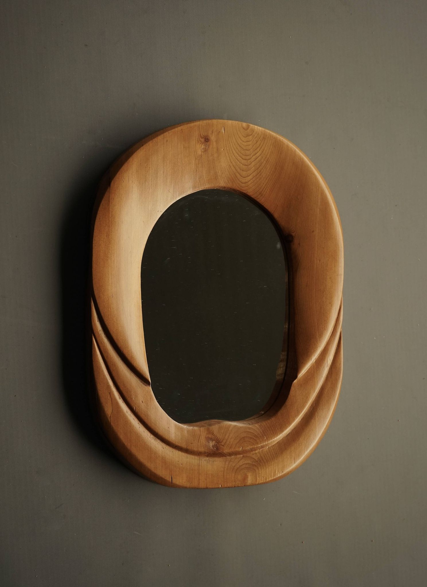 Miroir mural en pin anthroposophique du milieu du siècle, années 1970