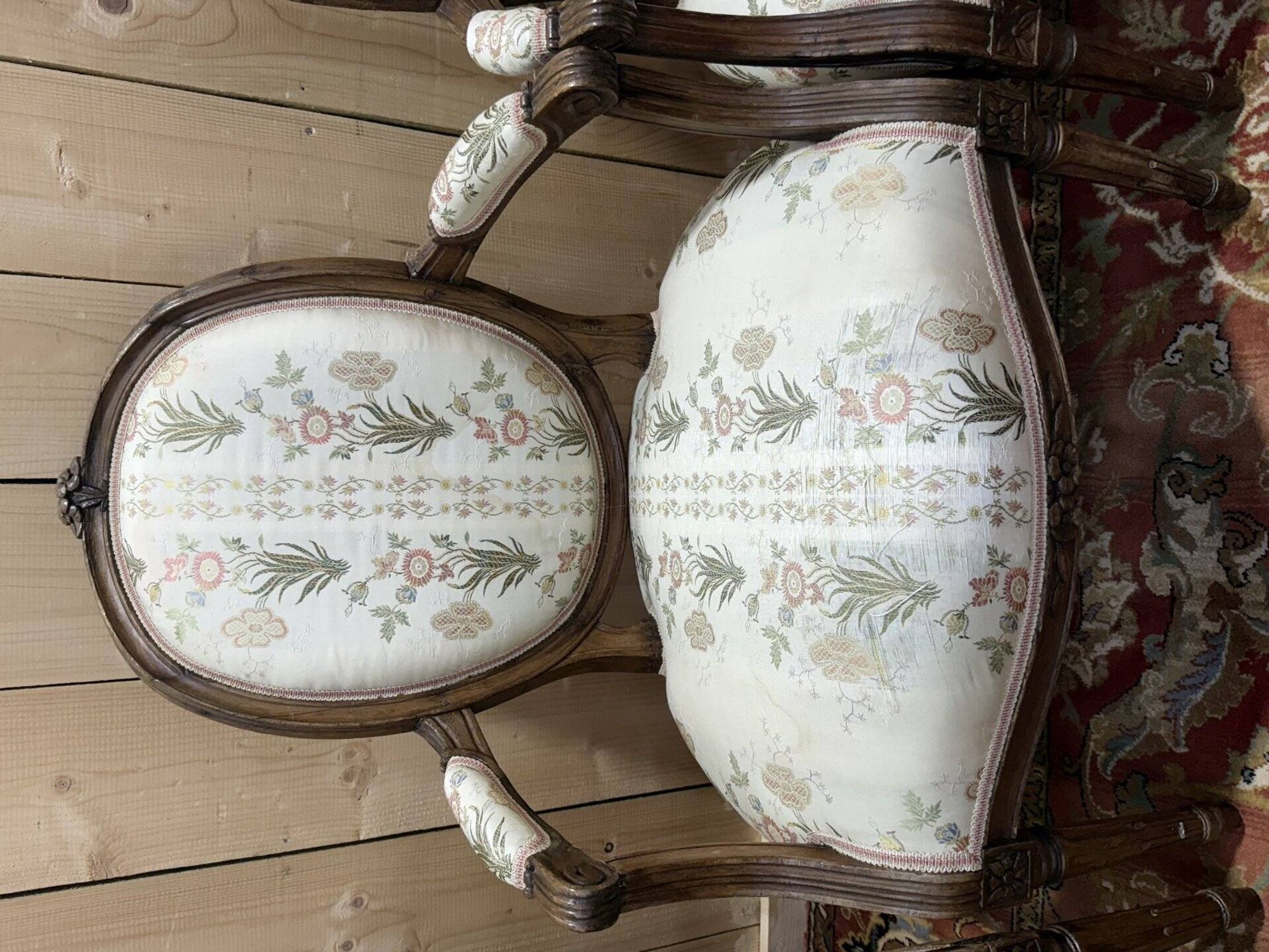 Suite de 4 fauteuils cabriolets à médaillons d'époque Louis XVI