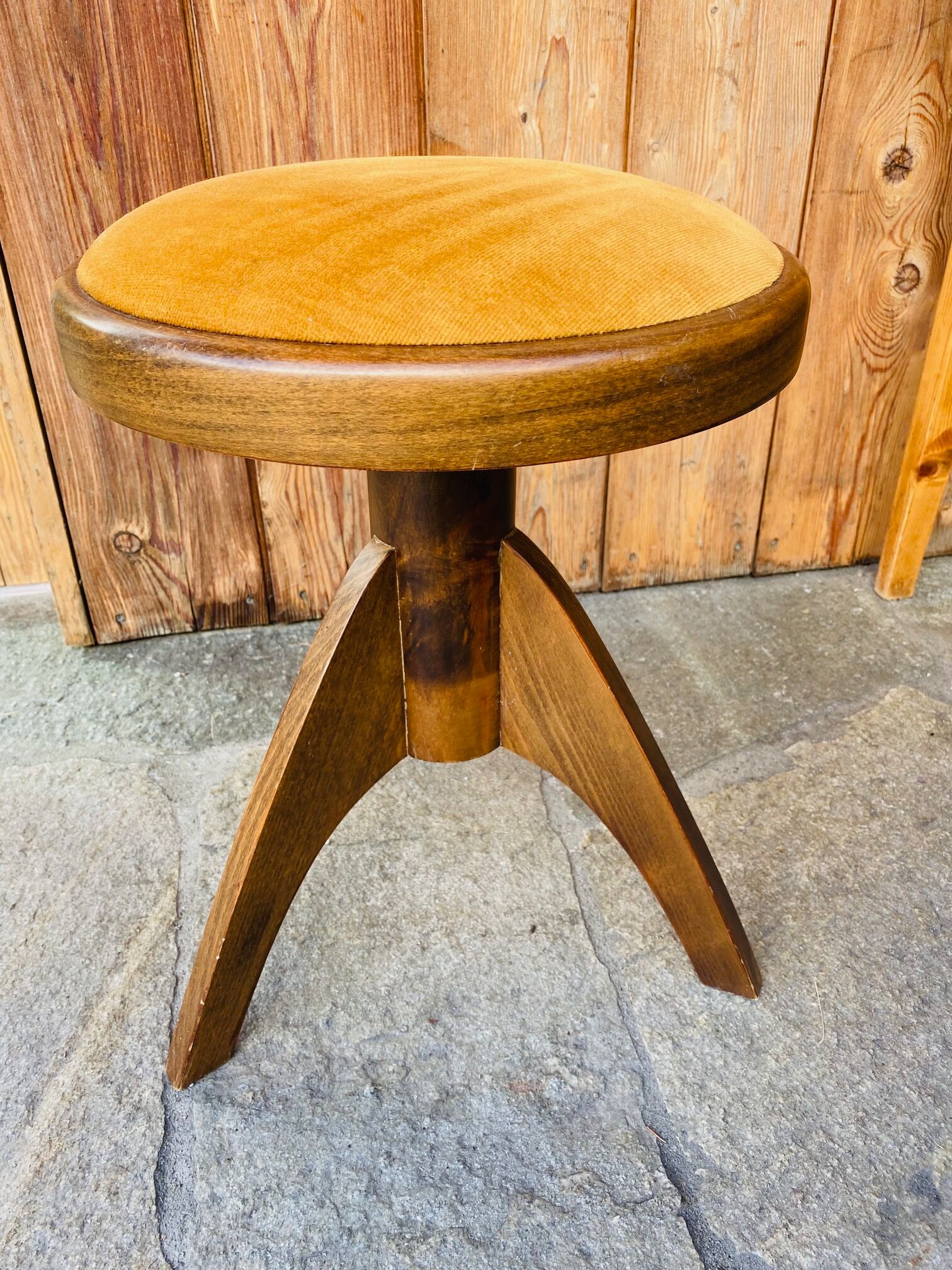 Adjustable vintage piano stool made of wood and velvet