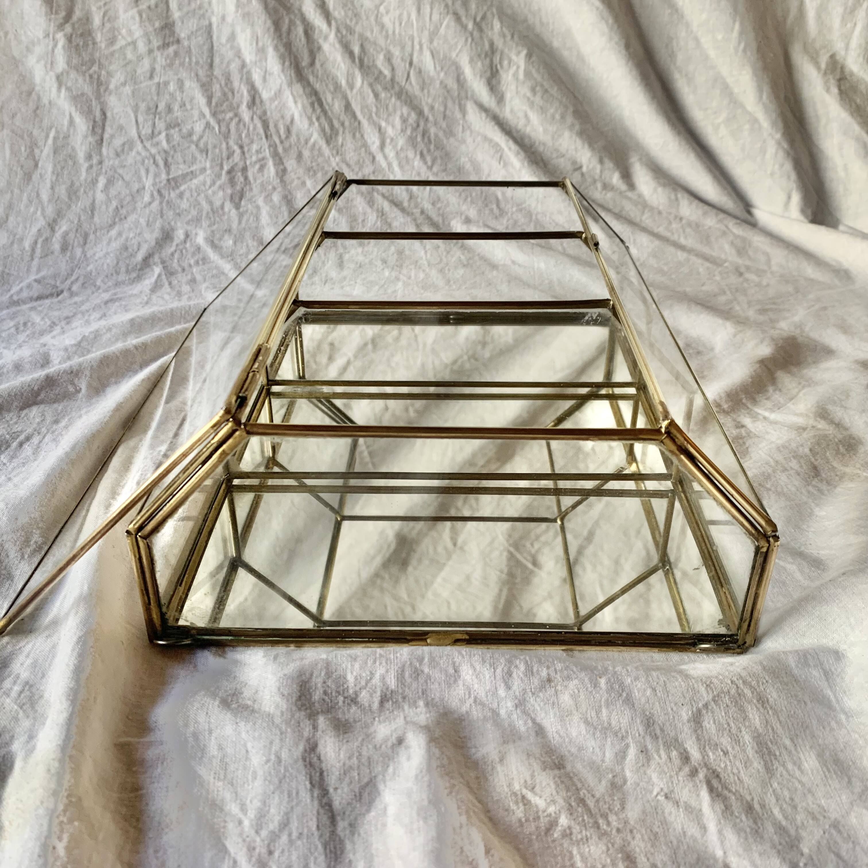 Small vintage display case in clear glass, mirrored glass and brass