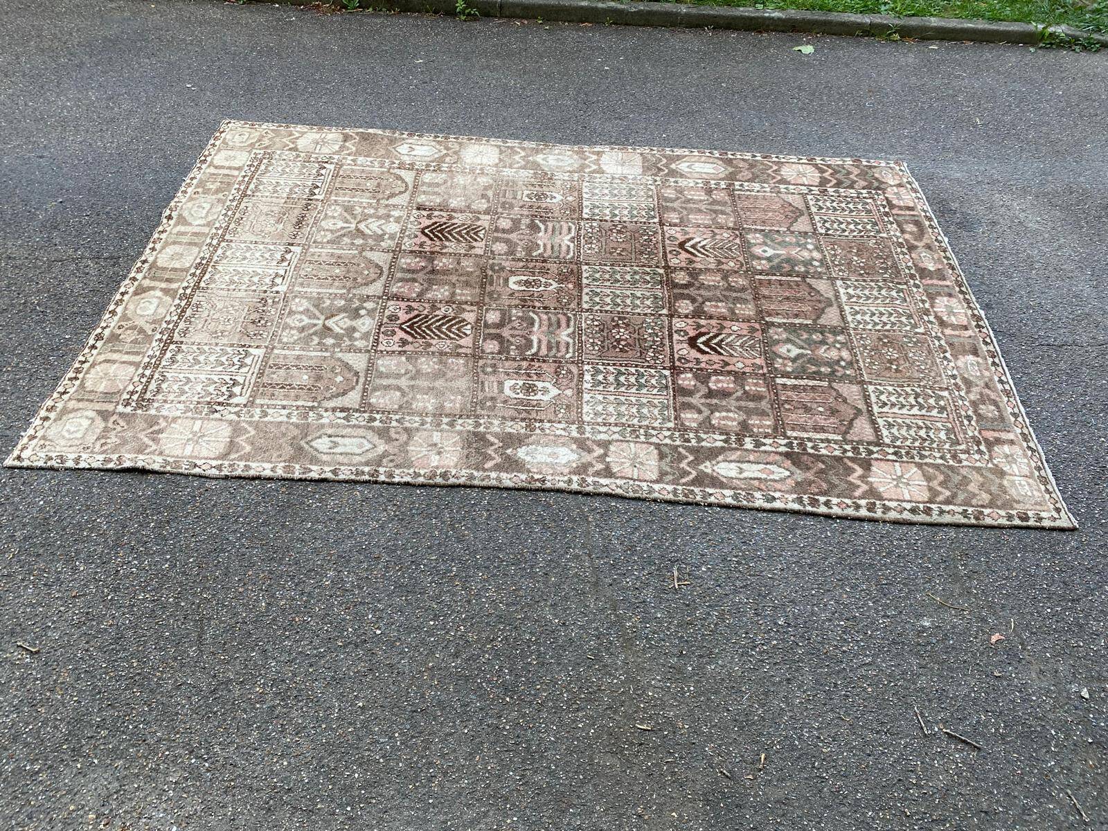 Handmade beige Bakhtiar rug with flowers 200x300.