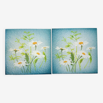 2 ceramic plates decorated with daisies