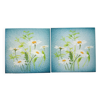 2 ceramic plates decorated with daisies