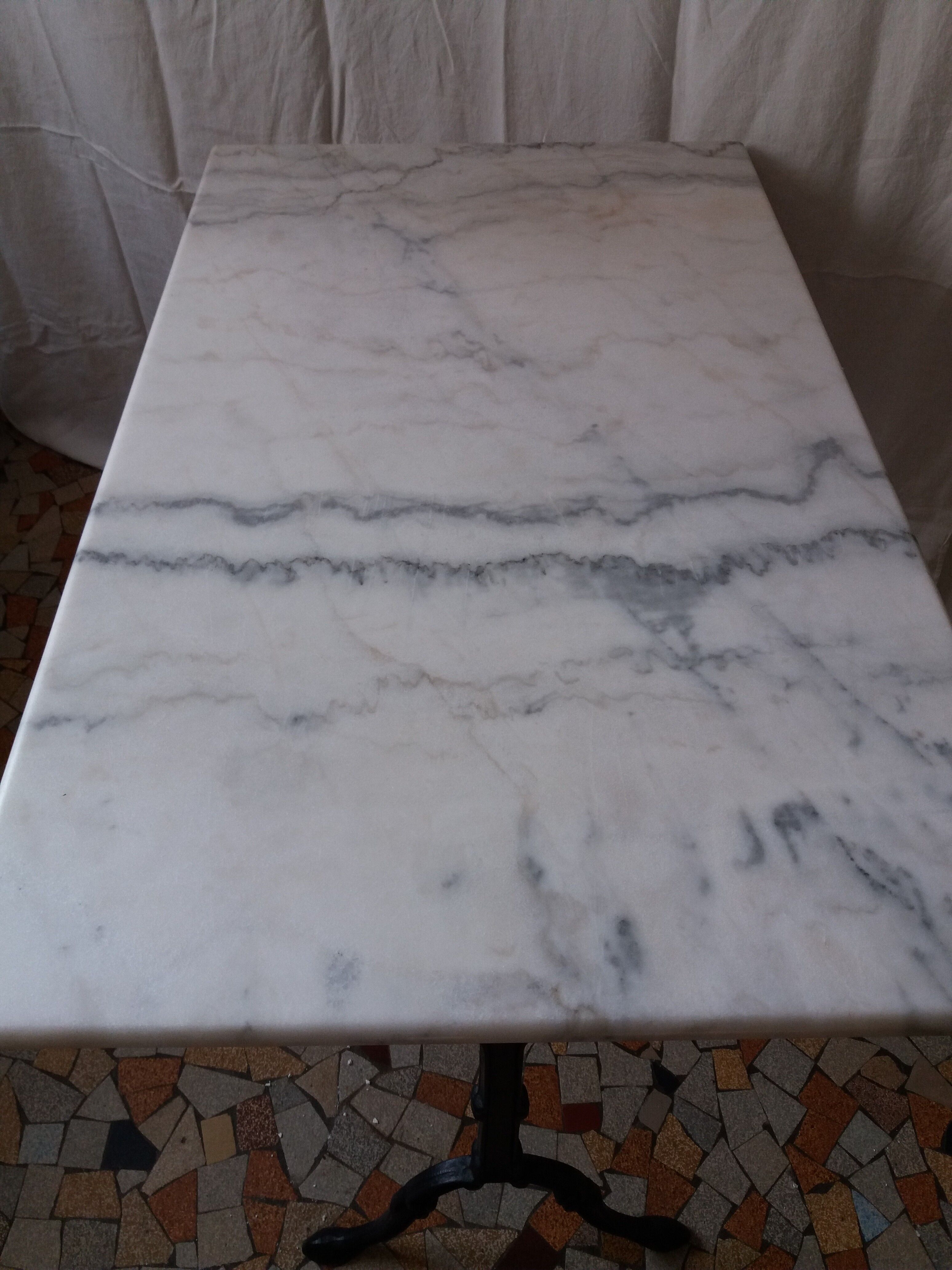 Table bistrot en marbre