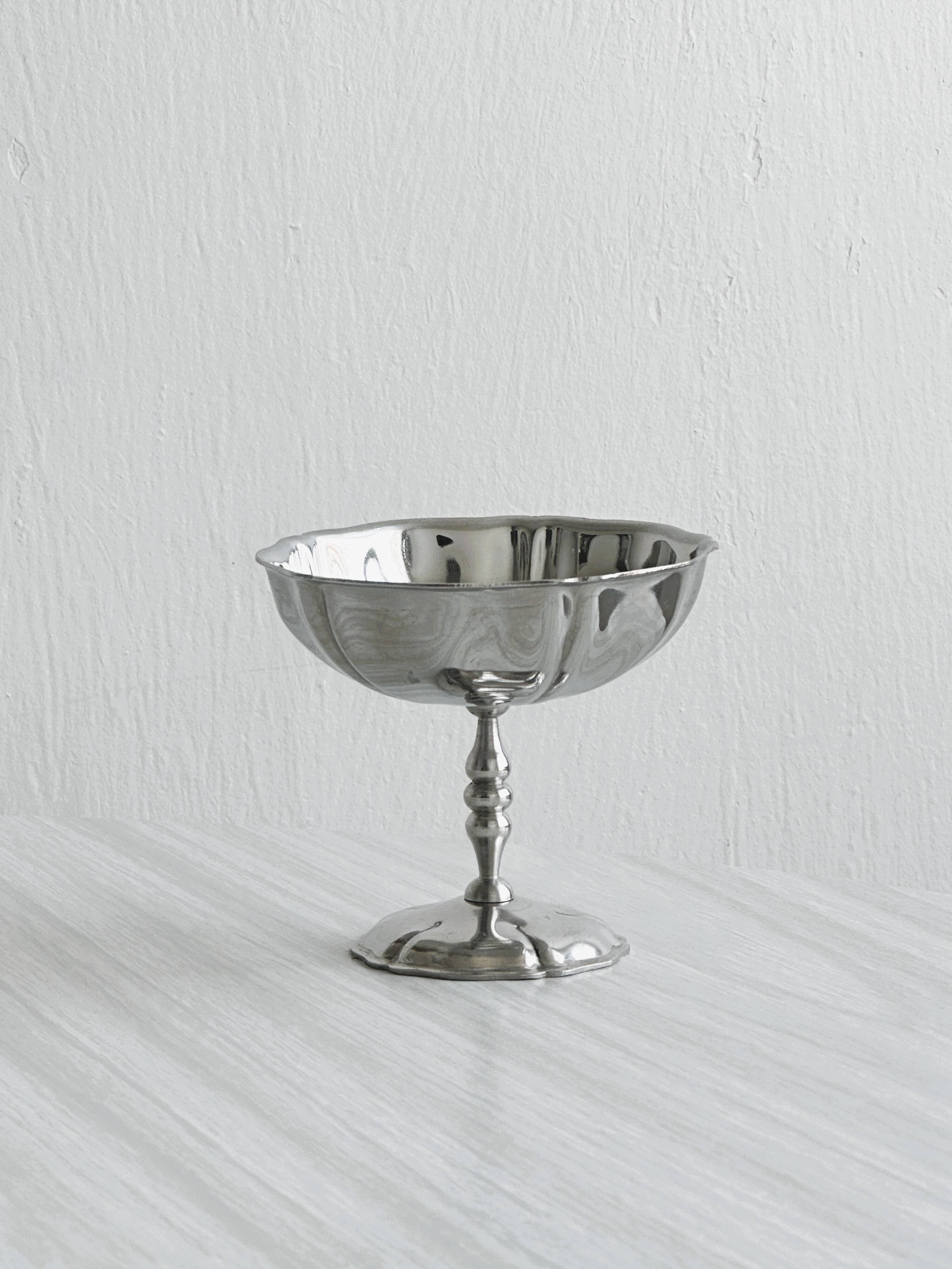 6 silver stainless steel bowls.