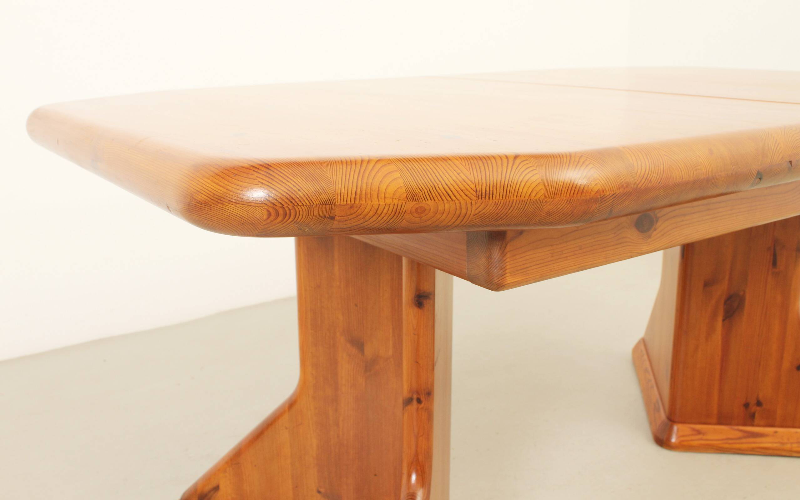 Large extendable Danish dining table in solid pine, 1970s.