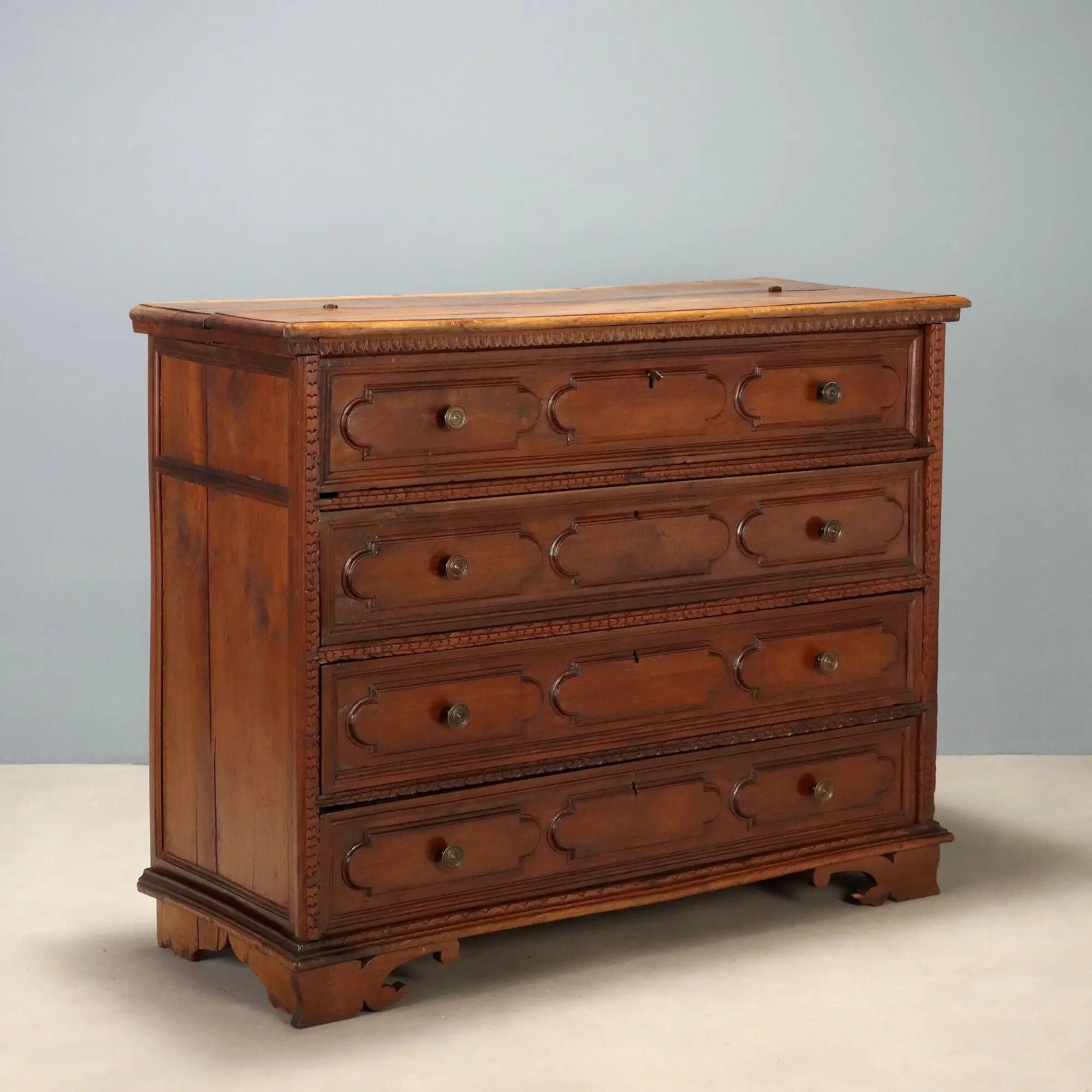 Antique baroque walnut chest of drawers with 4 drawers, 17th century.