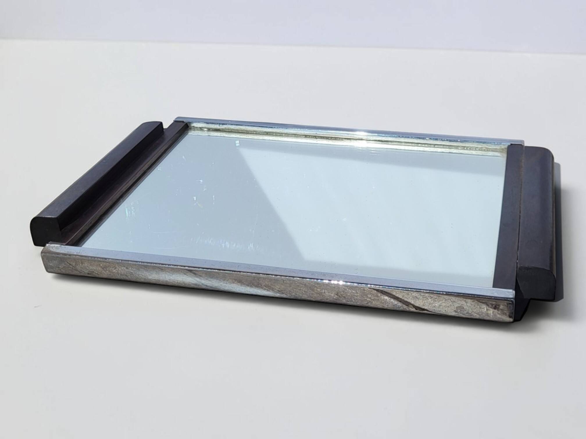 Art Deco mirror plateau in chrome metal and Macassar wood.