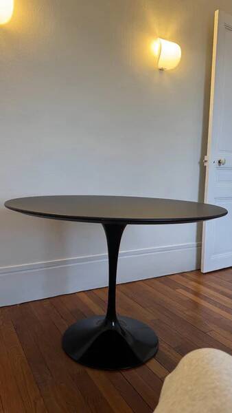 Black Knoll tulip table