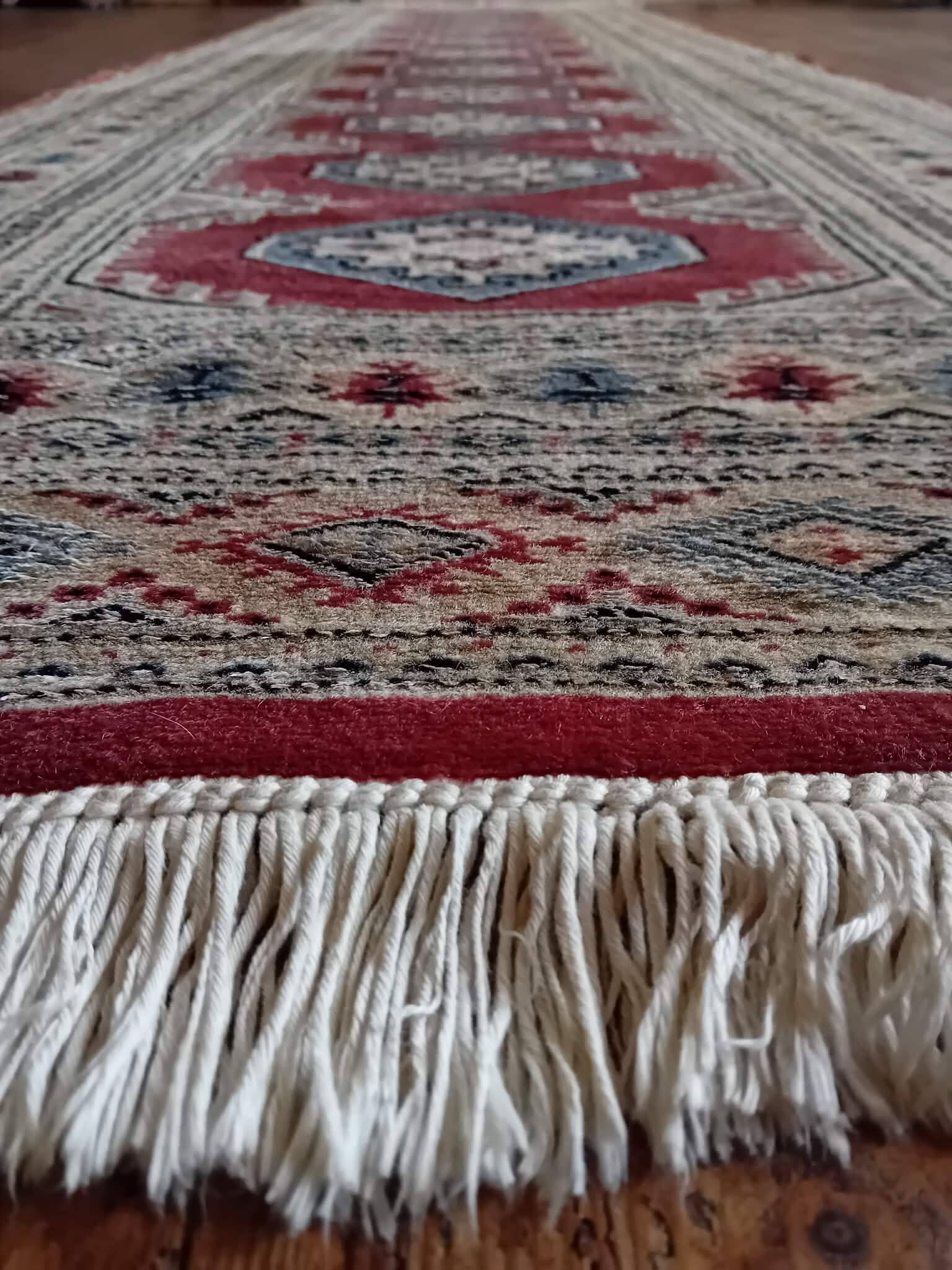 Pakistani hallway carpet, handmade in wool and silk, 278x80cm.