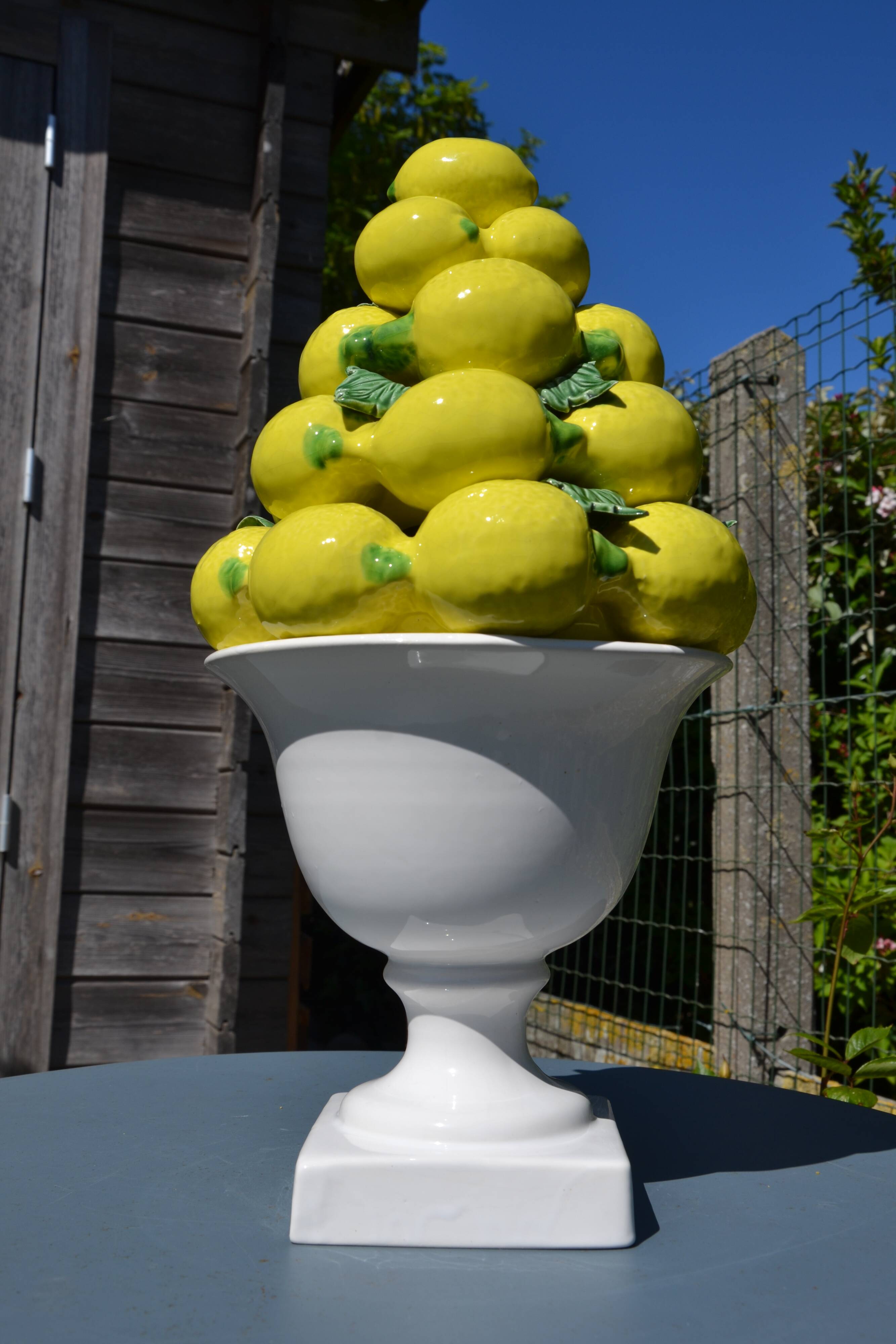 Centrepiece lemons/large fruit bowl in majolica