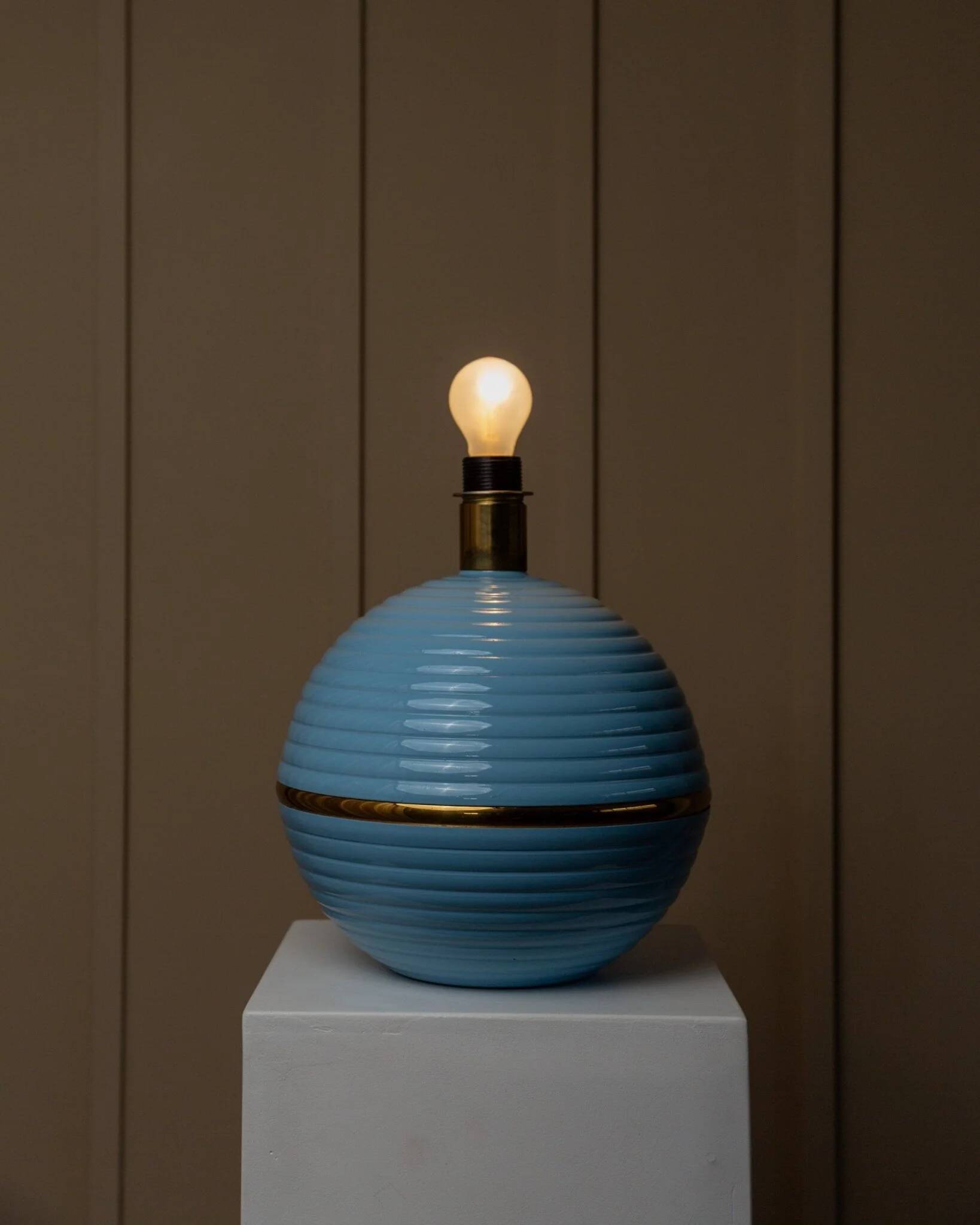 XXL light blue ceramic table lamp with gold band, Italy 1980s, Hollywood Regency