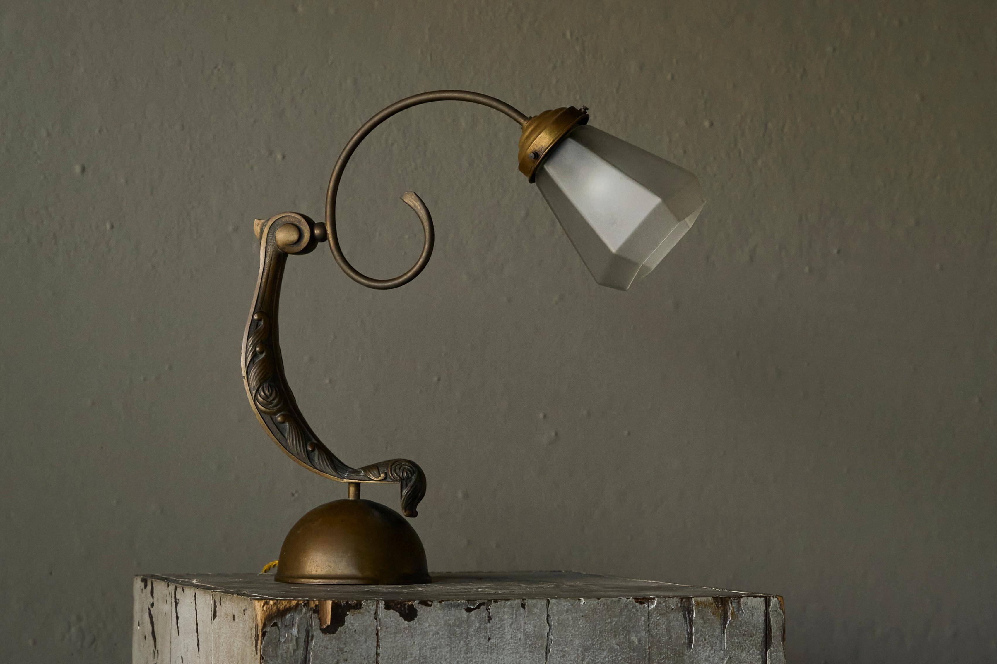 Sculptural table lamp in brass and opaline glass, early 20th century.