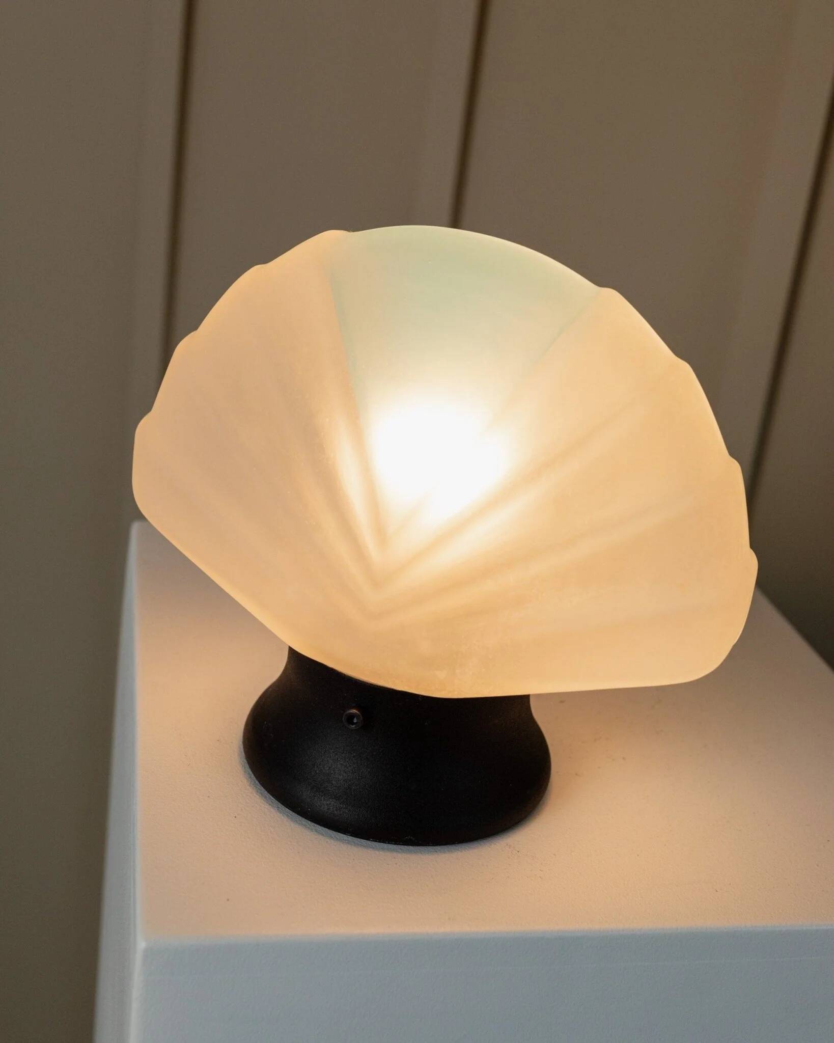 Murano Glass Shell Table Lamp in White with Blue Accent – Italian 1980s Vintage Space Age Design