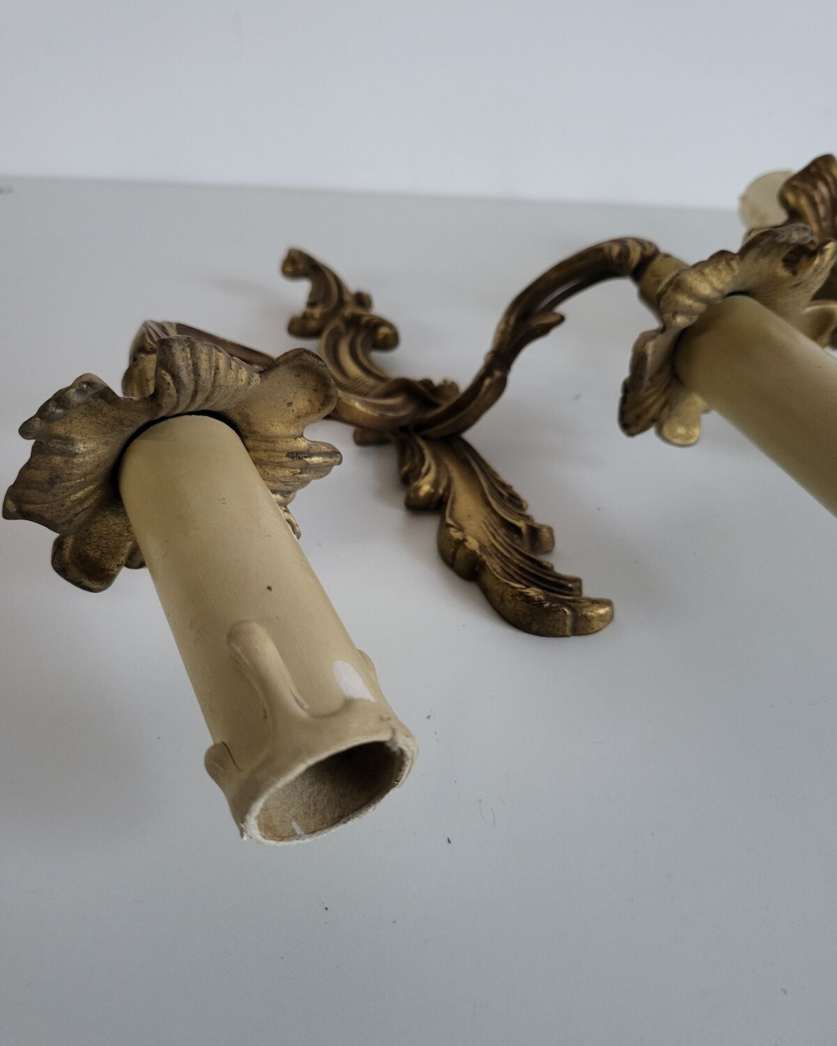 Ancienne paire d'appliques en métal doré style Louis XV - 2 lumières