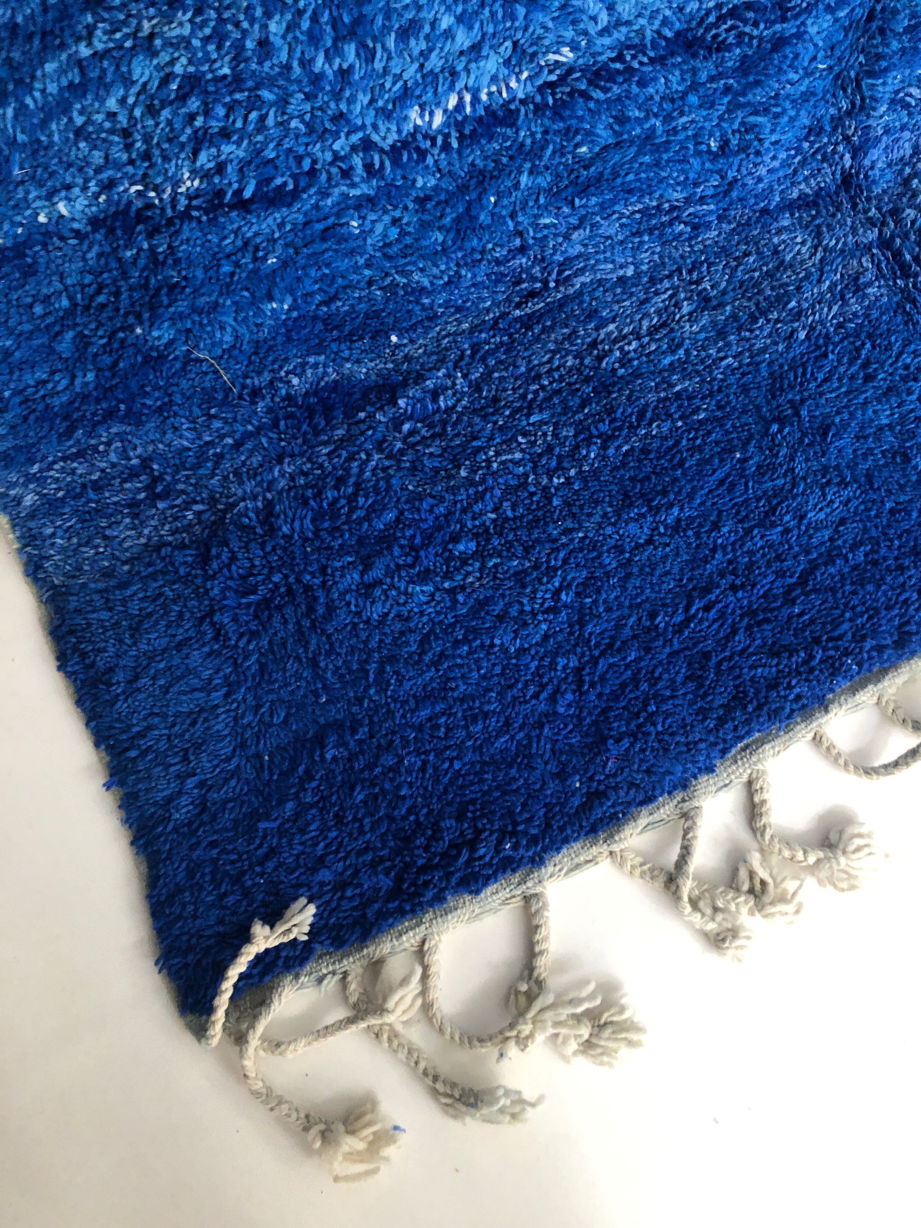 Moroccan Berber carpet Beni Ouarain plain blue mottled 3,19x2.24m