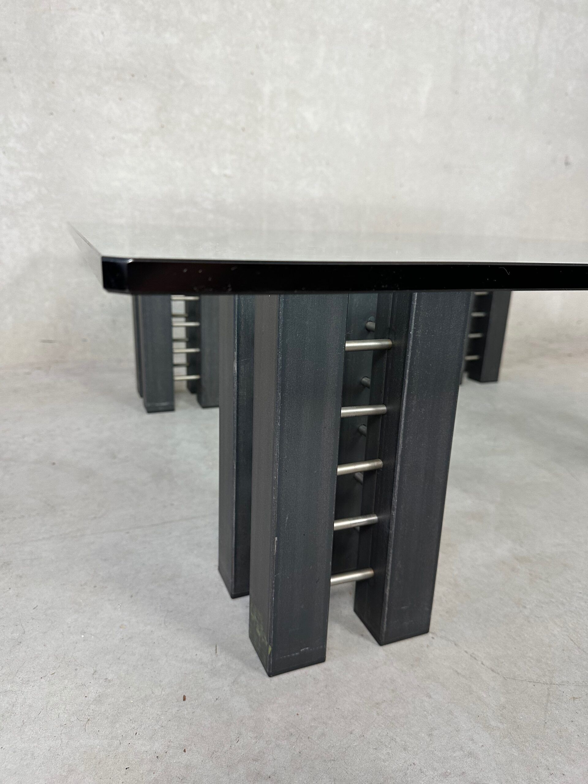 Table basse en verre et en acier