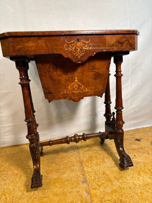 Table de couture et de travail romantique victorienne en loupe de noyer, milieu-fin du XIXe siècle