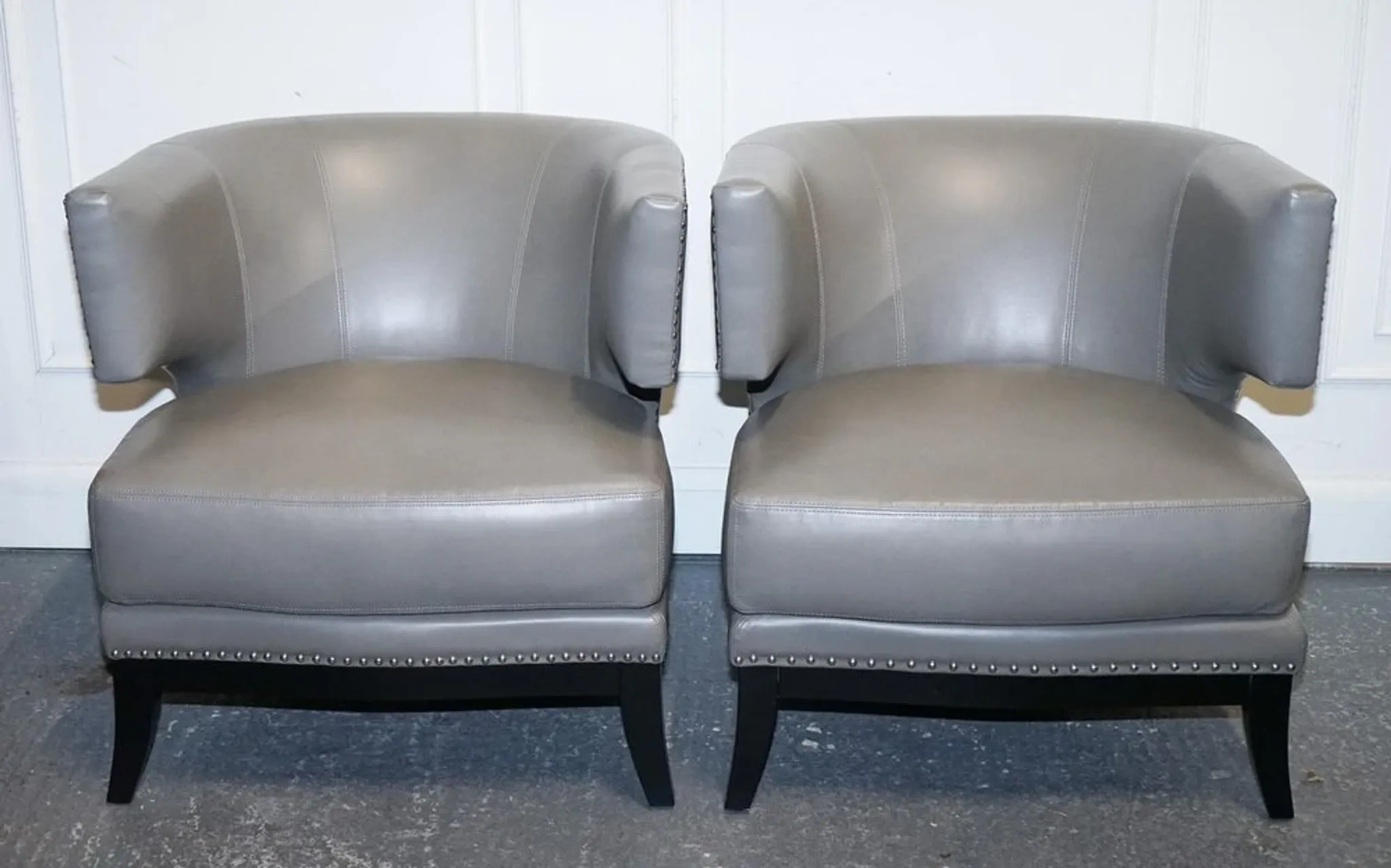 Fauteuils à Dossier Rond en Cuir Gris avec Clous de Coach House, Set de 2