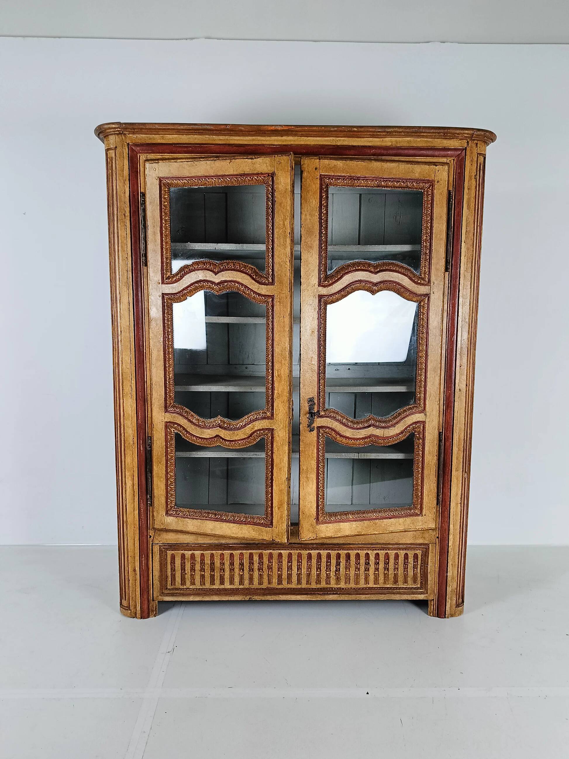 Vitrine française ancienne peinte