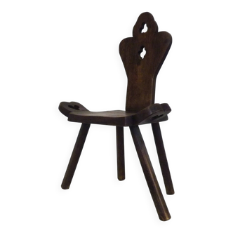 Chaise tripode brutaliste en bois brut. Chaise en bois massif. Années 60