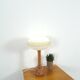 Lampe de table vintage base en marbre avec abat-jour en cuivre et en verre de lait