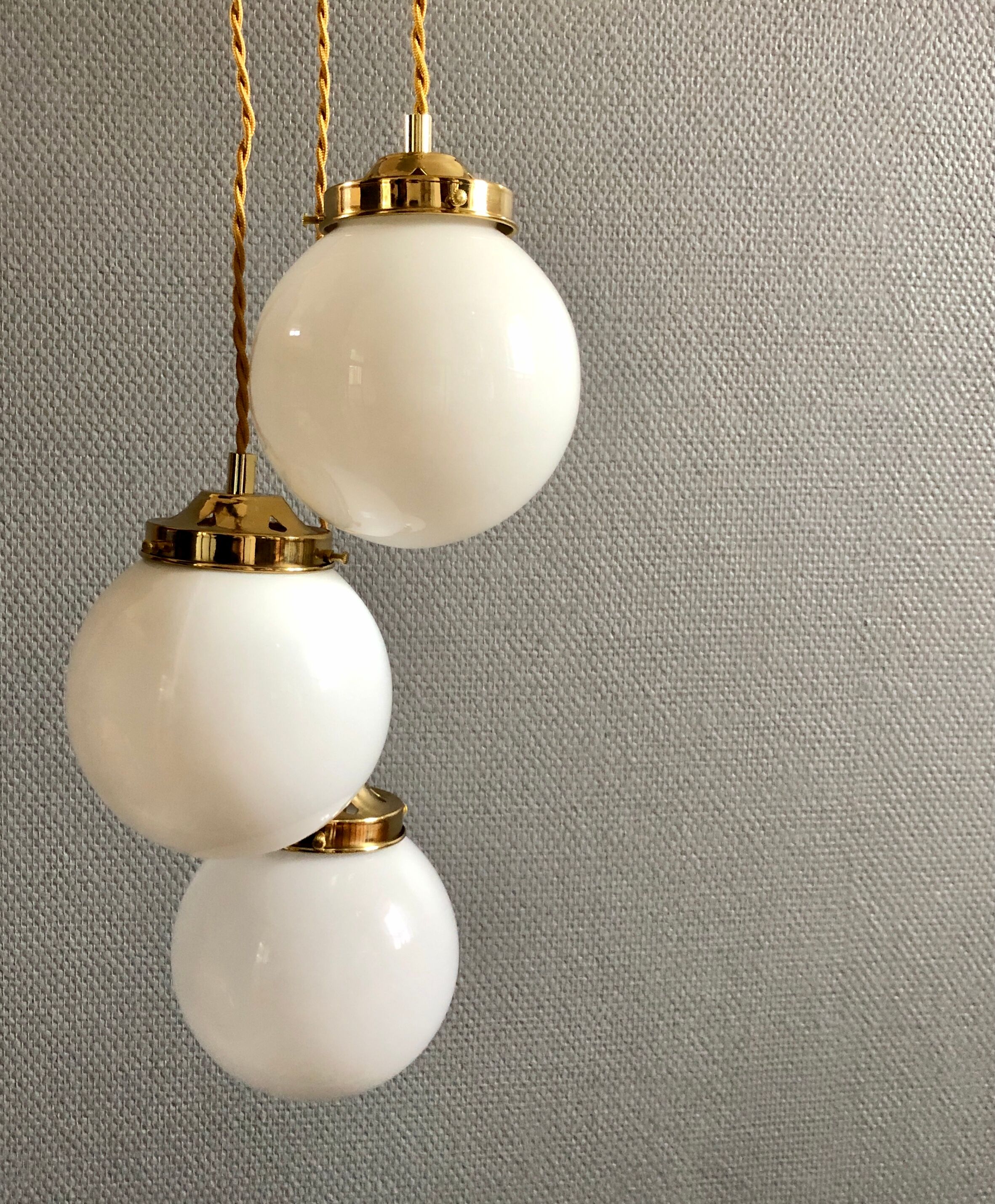 Three-light cascade suspension, vintage globes in white opaline