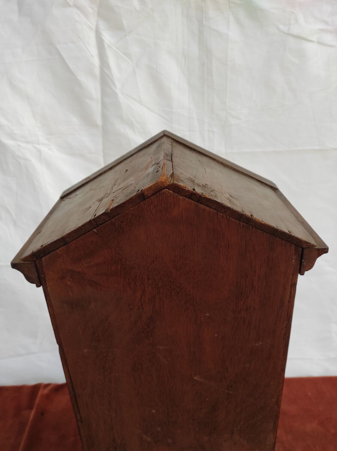 Showcase to pose nineteenth century walnut